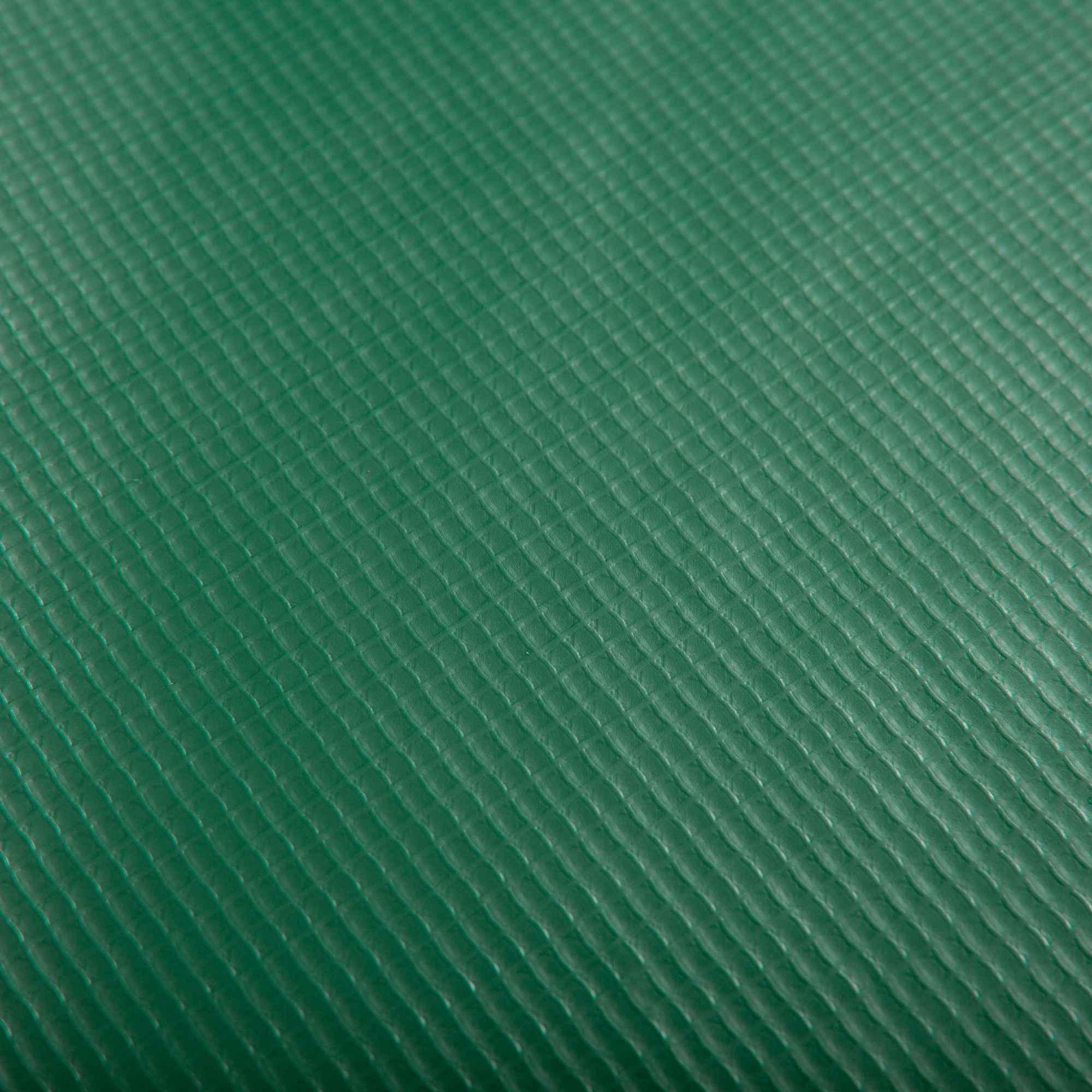 Nahaufnahme einer grünen, strukturierten Oberfläche, wahrscheinlich die Oberseite eines Trampolin-Pads.
