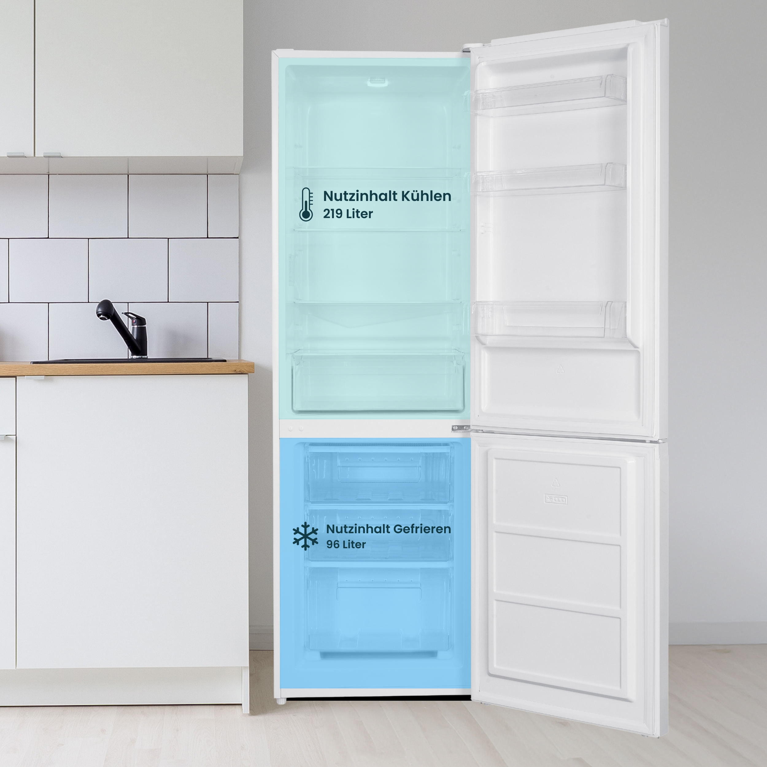 Offener weißer Kühlschrank. Text-Overlay: 219 Liter Kühlen, 96 Liter Gefrieren. Blau hervorgehobene Fächer.