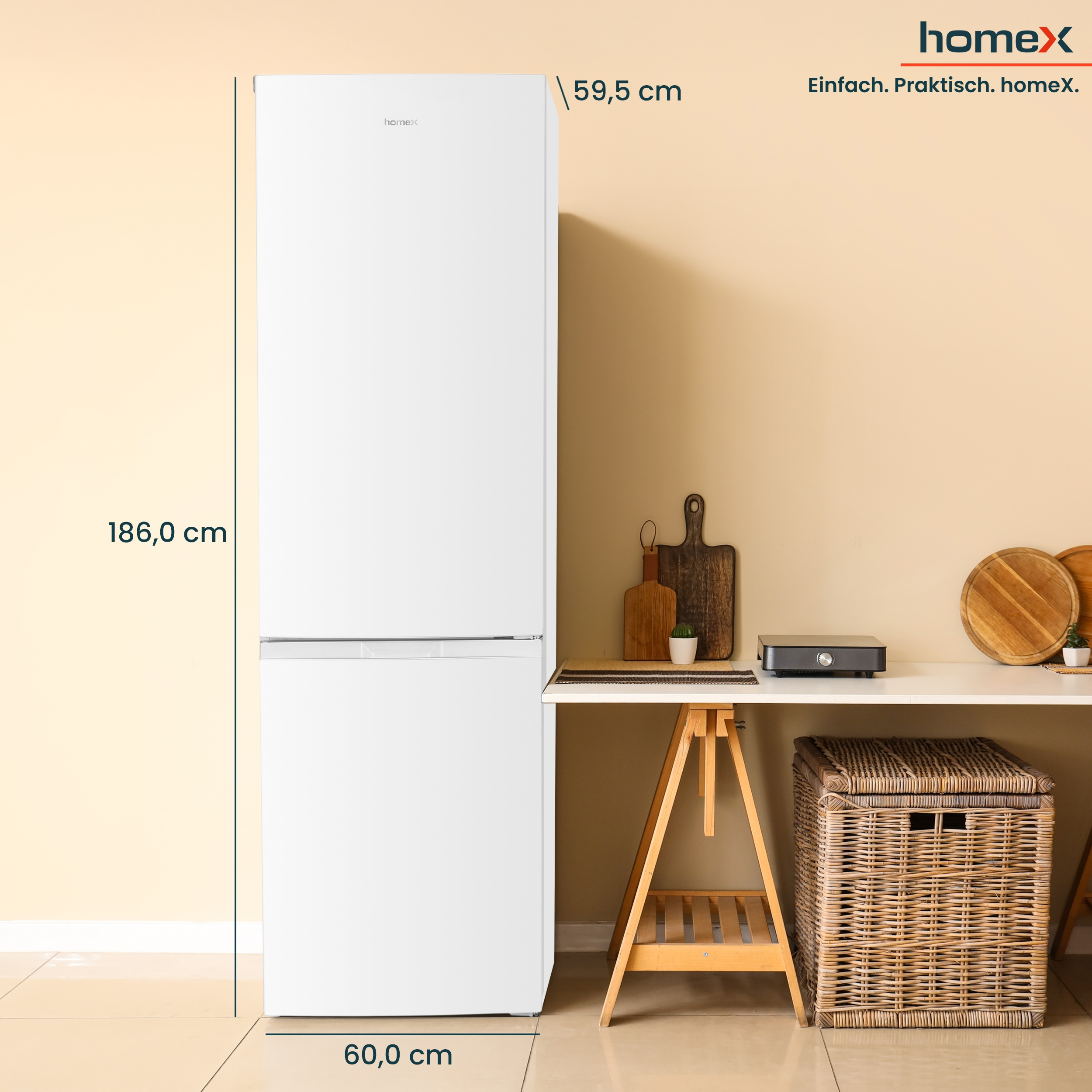Weißer Kühl-Gefrierschrank vor beiger Wand. Abmessungen: 186,0 cm Höhe, 59,5 cm Breite, 60,0 cm Tiefe. Tisch und Korb.