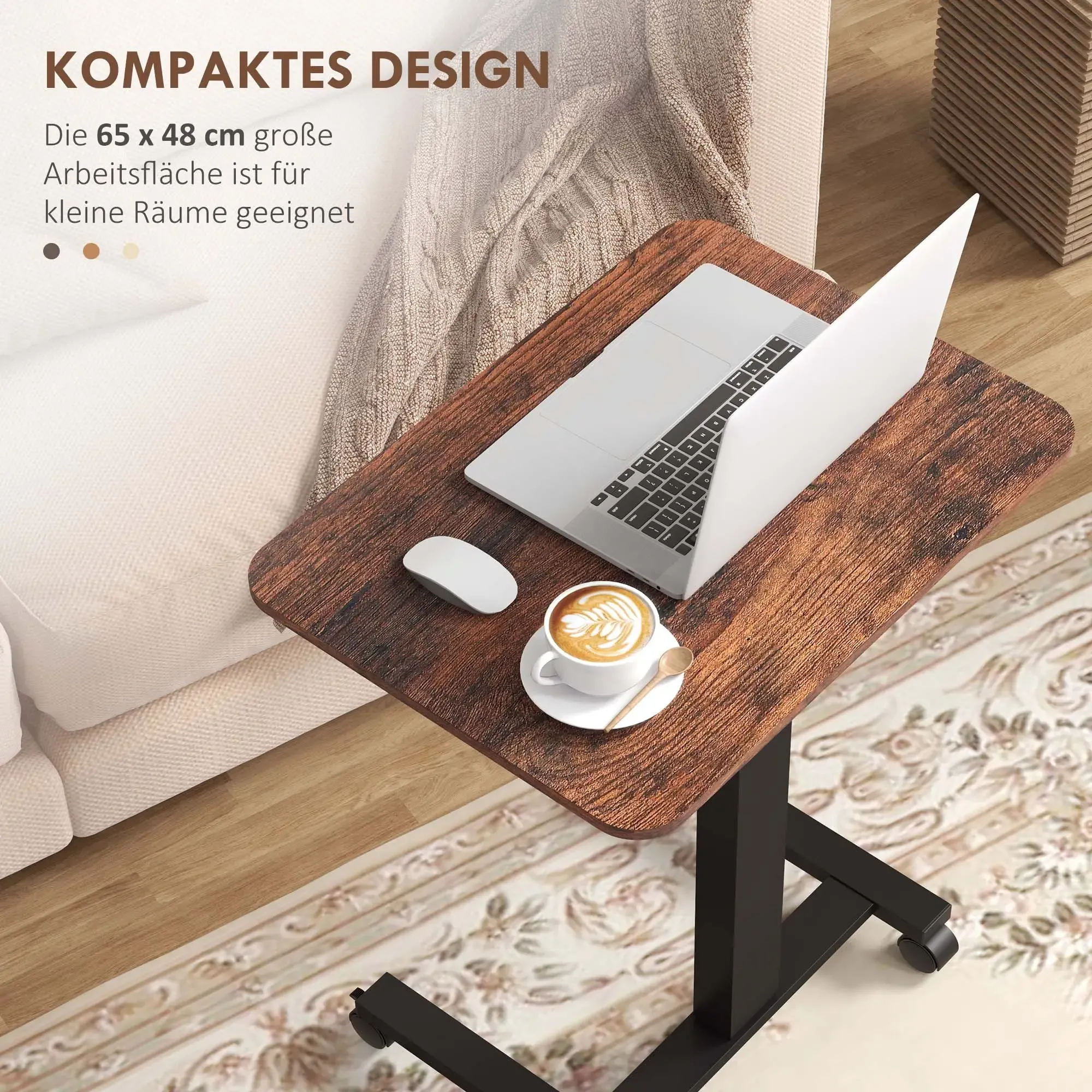 Ein Laptop, Kaffee und eine Maus stehen auf einem Tisch in Holzoptik. Der Tisch steht auf einem Rollständer.