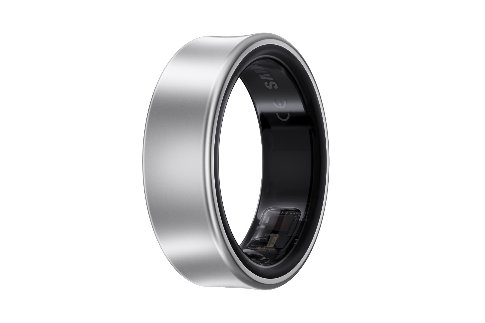 Silberner Ring, schwarze Innenseite. Reflektierende Oberfläche. Weißer Hintergrund.