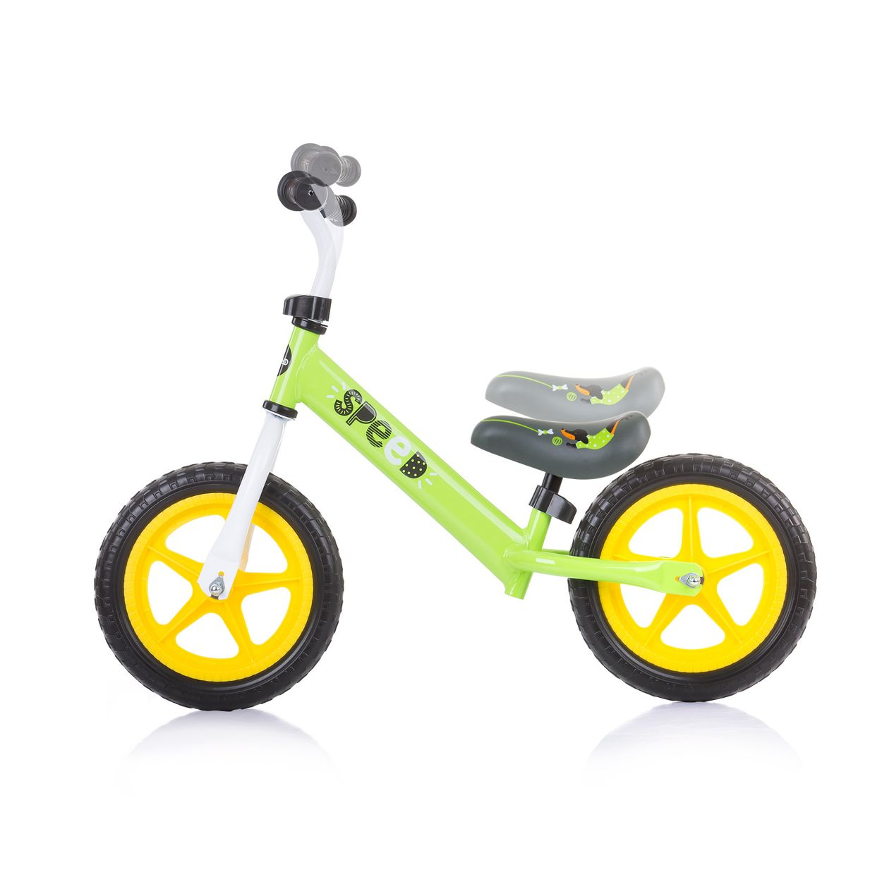 Se muestra una bicicleta de equilibrio verde con ruedas amarillas. La bicicleta tiene un asiento y manillar. Visible la palabra SPEED.