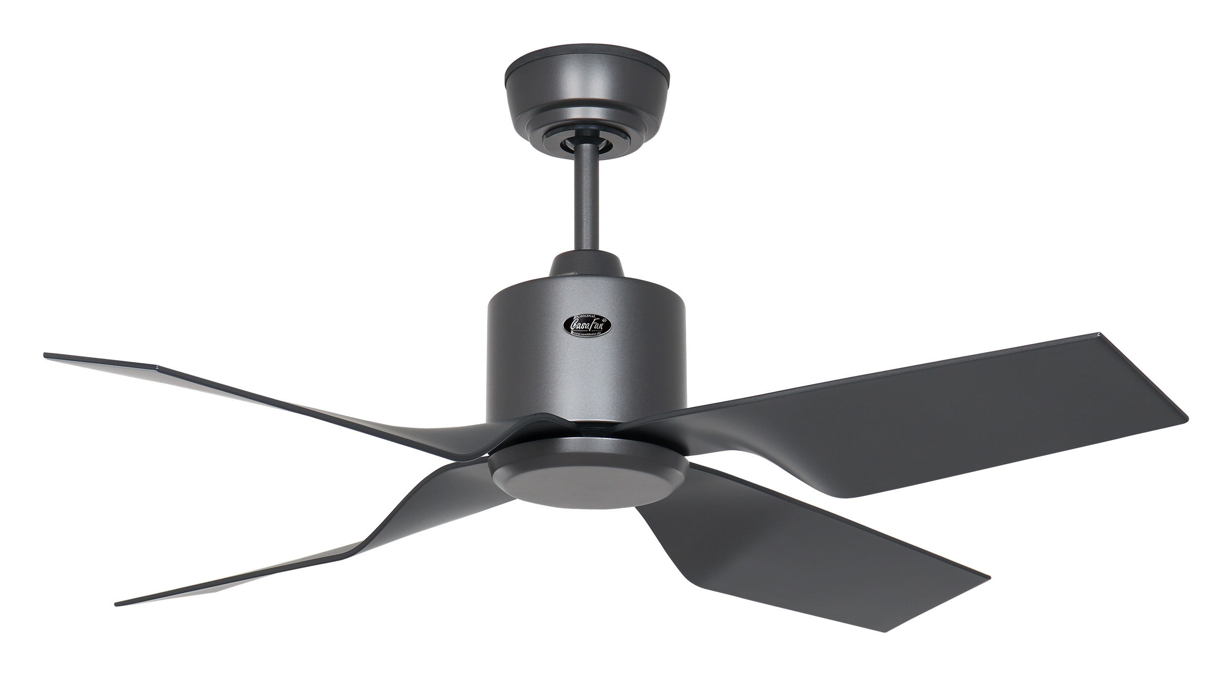 Un ventilatore da soffitto grigio scuro con quattro pale curve. La ventola è appesa a un supporto grigio.