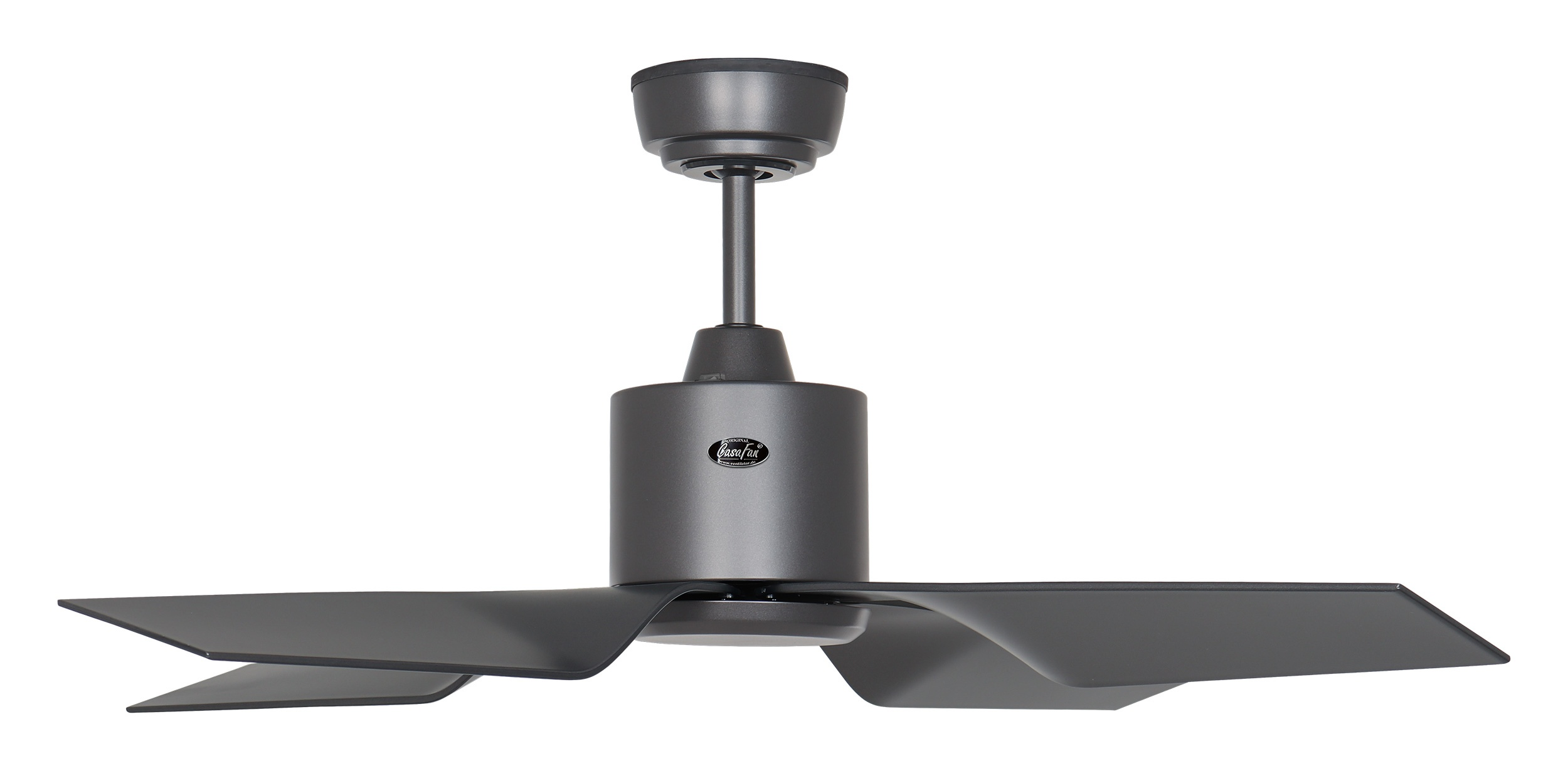 Ventilatore da soffitto grigio scuro con tre pale. Il ventilatore ha un design elegante e moderno.
