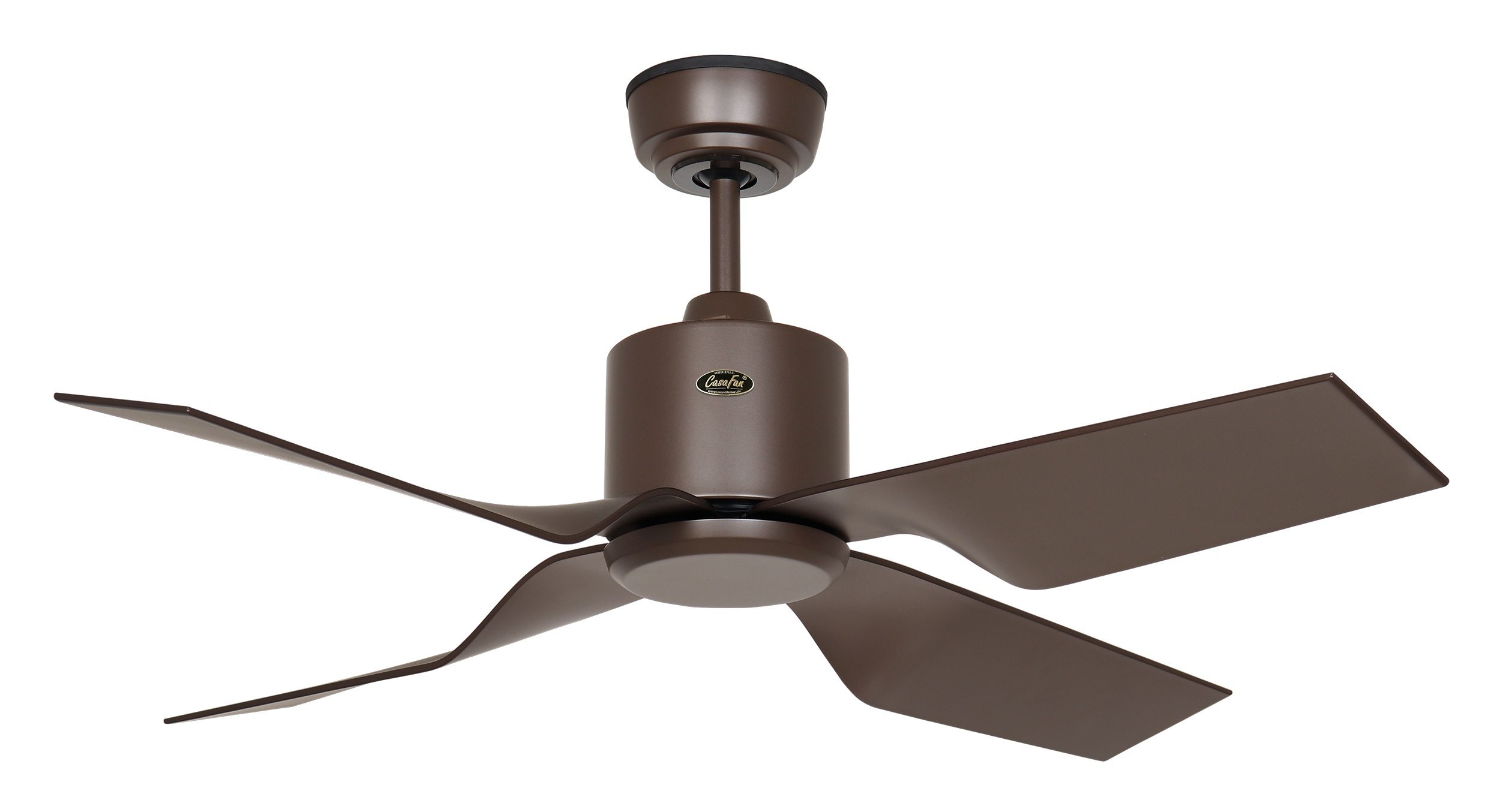 Ein brauner Deckenventilator mit vier Flügeln vor weißem Hintergrund.