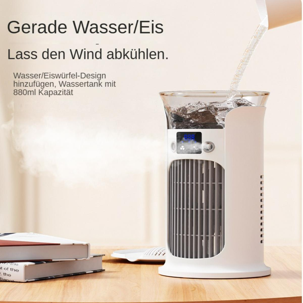Ein weißer Ventilator, in den Wasser gegossen wird, Text auf Deutsch, Tisch mit Büchern und Tablett.