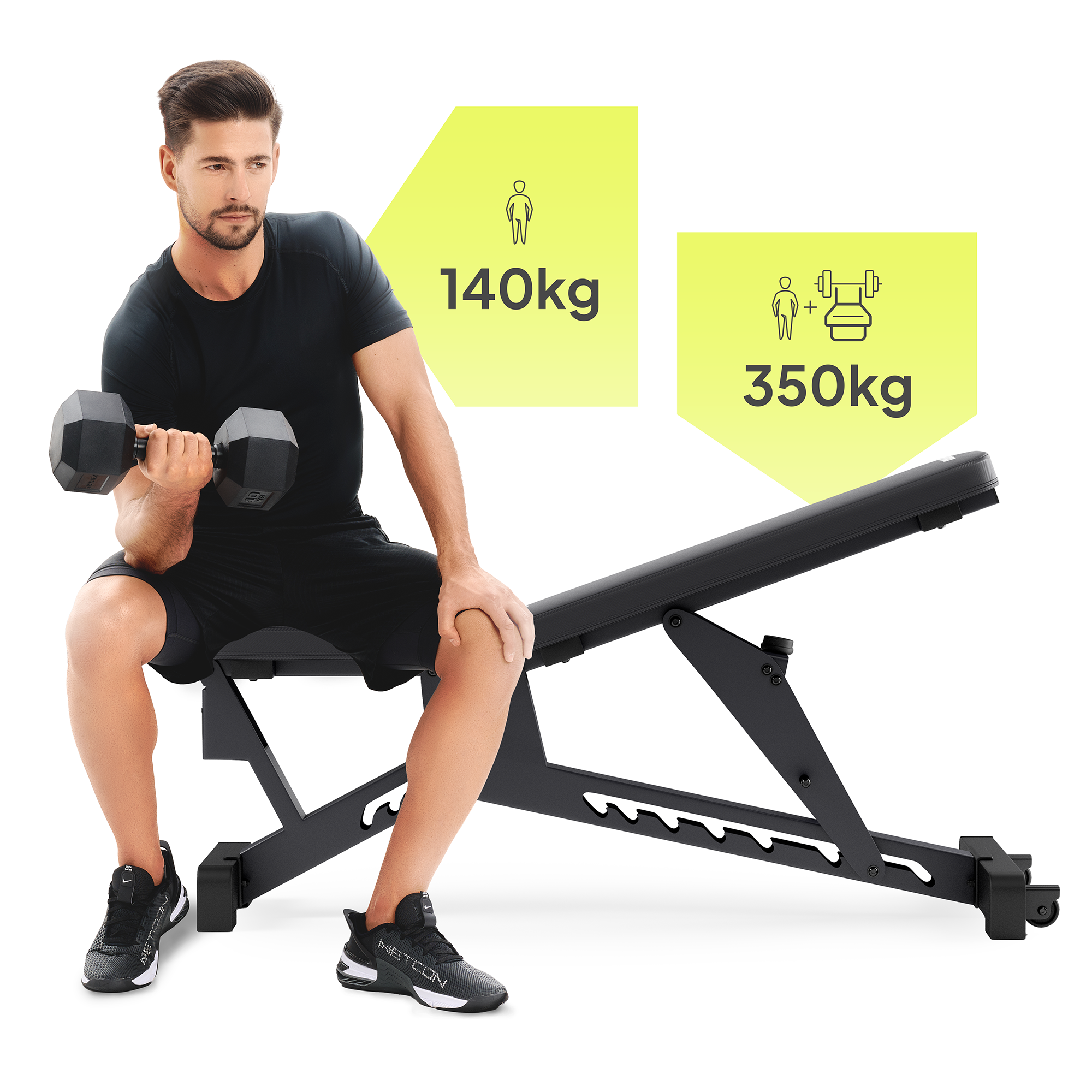 Mann hebt Gewichte auf einer Trainingsbank. Info-Etiketten zeigen 140 kg und 350 kg. Schwarze Bank und Gewichte.