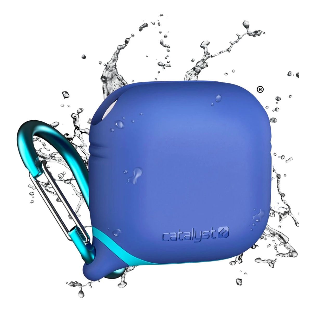 Eine blaue AirPods-Hülle mit silbernem Karabiner, umgeben von Wasserspritzern, vor weißem Hintergrund.