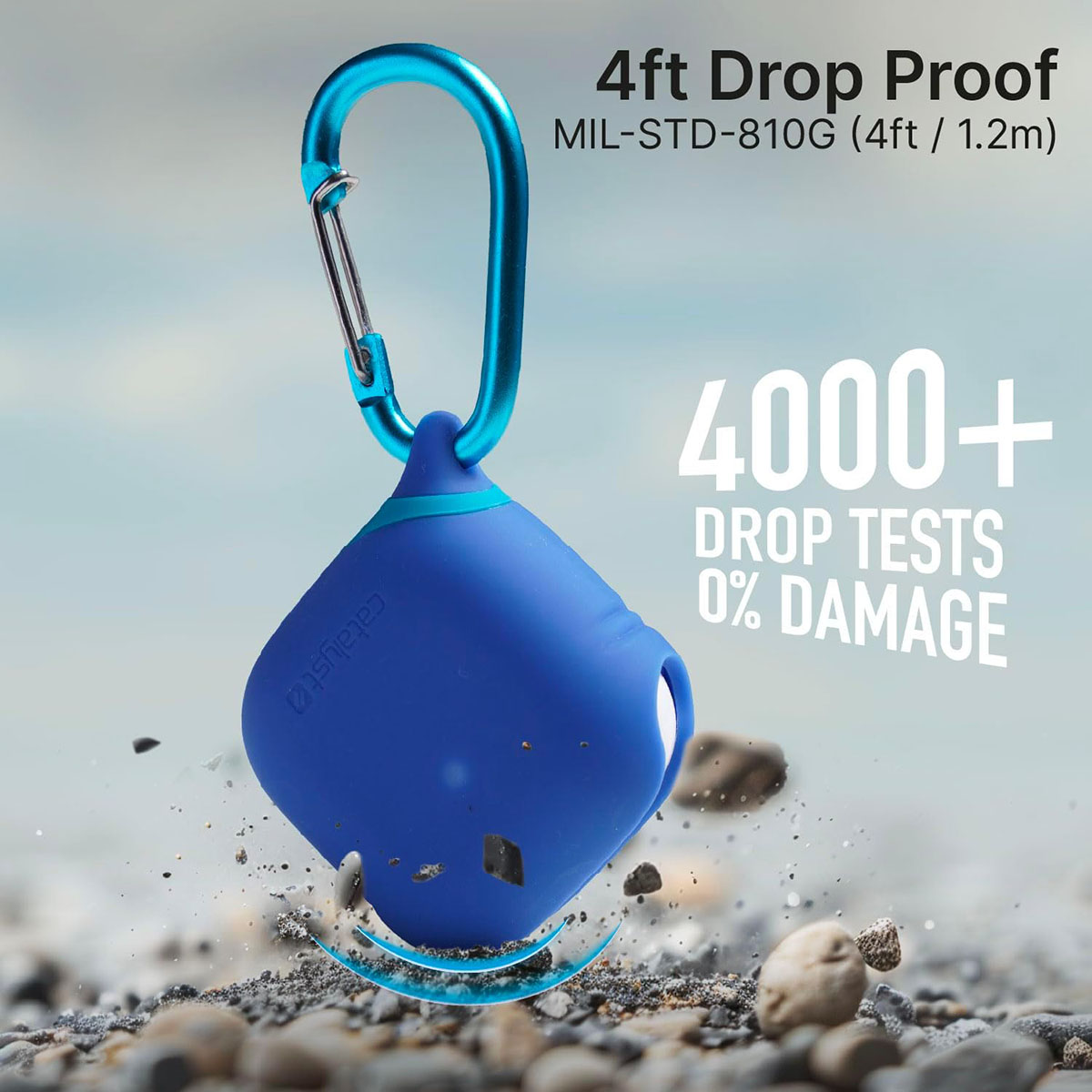Eine blaue AirPods-Hülle mit silbernem Karabiner fällt auf eine Schotteroberfläche. Text zeigt Details zum Fallschutz.