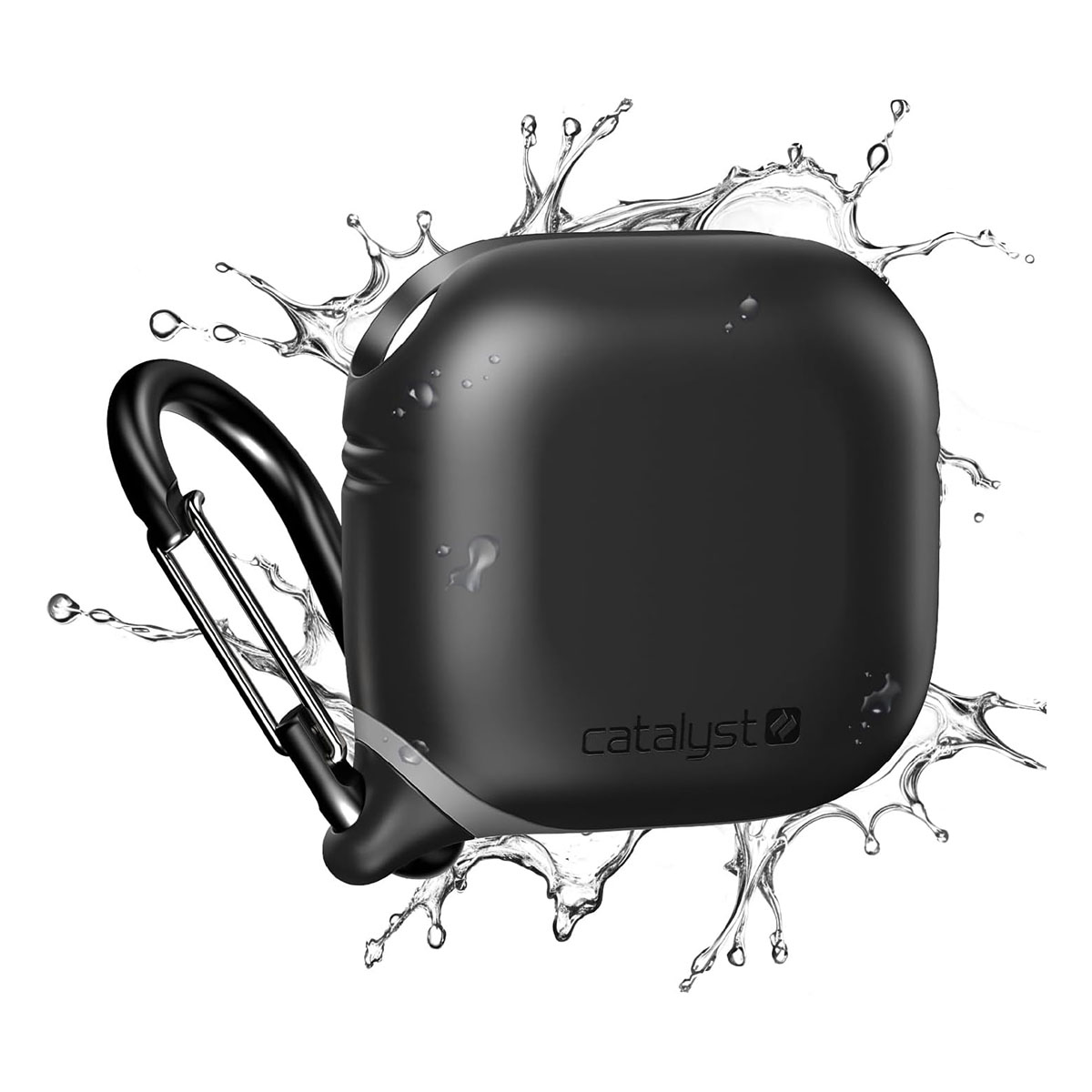 Eine schwarze AirPods-Hülle mit silbernem Karabiner, umgeben von Wasserspritzern, vor weißem Hintergrund.