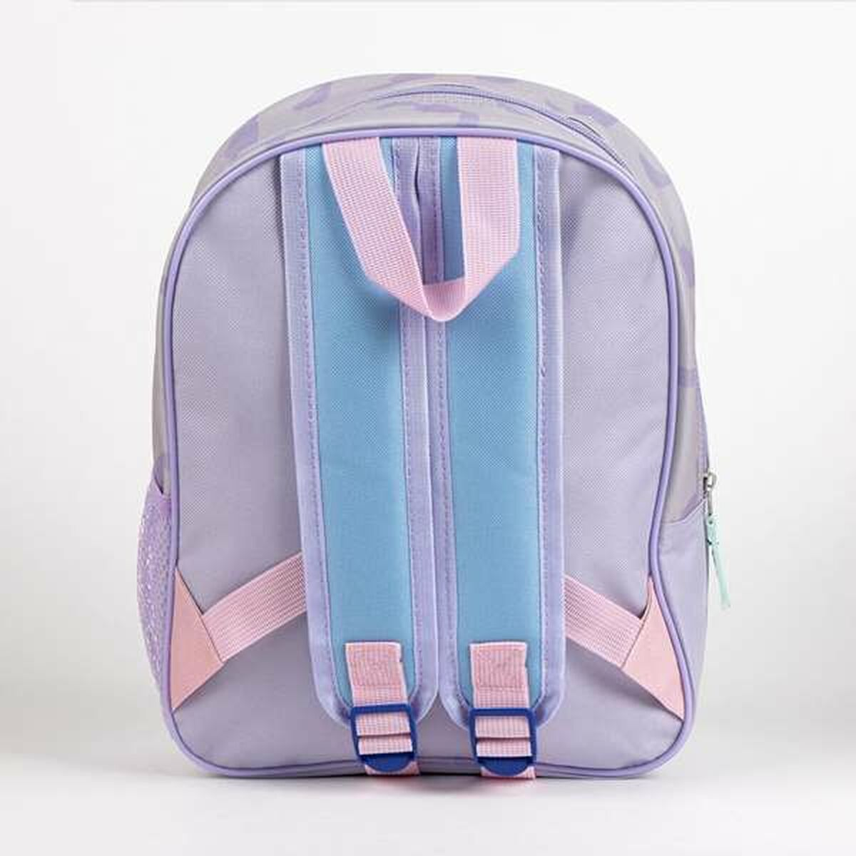 Die Rückseite eines lila Rucksacks, die die Träger und eine Netztasche an der Seite zeigt.