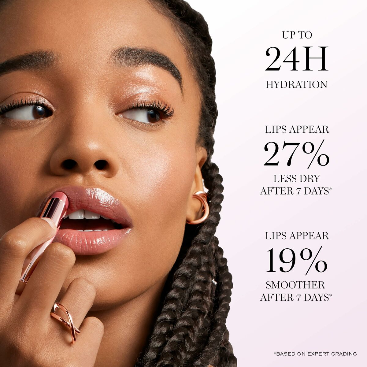 Eine Frau trägt Lippenstift auf. Text besagt 24H Feuchtigkeit, Lippen erscheinen nach 7 Tagen 27 % weniger trocken und 19 % glatter.