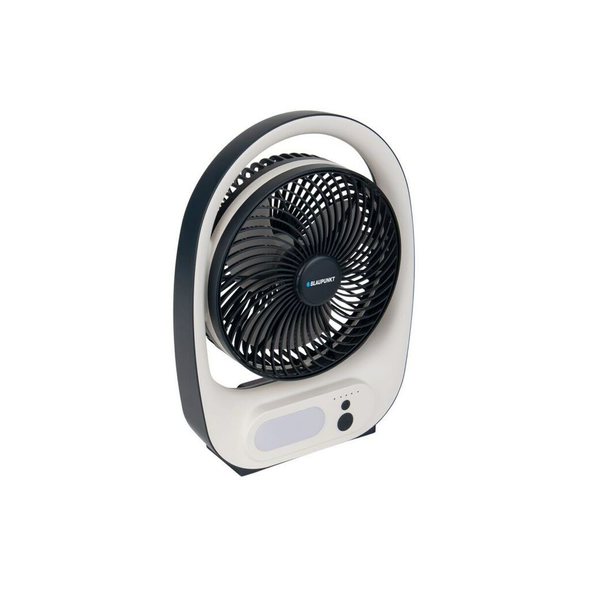 Scatto angolato di un ventilatore bianco e nero. Il ventilatore ha una maniglia arrotondata e un pannello di controllo in basso.