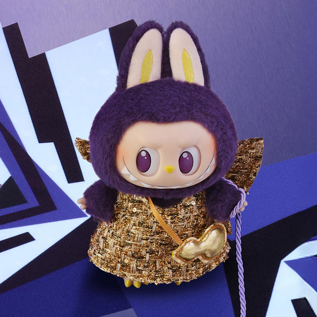 Lila Spielzeug mit Hasenohren und goldenem Kleid. Das Spielzeug hat ein lächelndes Gesicht und ist auf einer gemusterten Oberfläche.