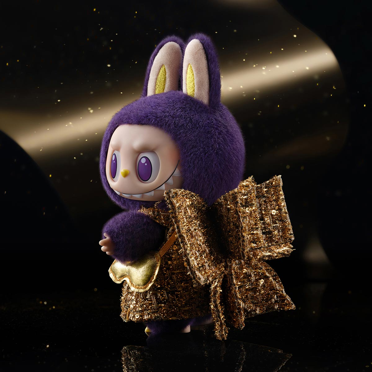Eine Figur eines lila Hasen, der ein goldfarbenes Pailletten-Outfit trägt. Es hat große Augen und lächelt.