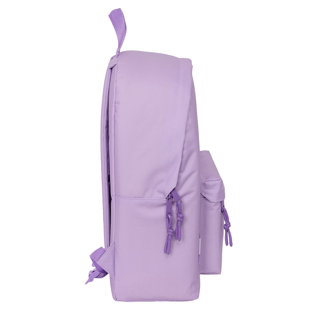 Fioletowy plecak z boku. Ma przednią kieszeń i boczną kieszeń.