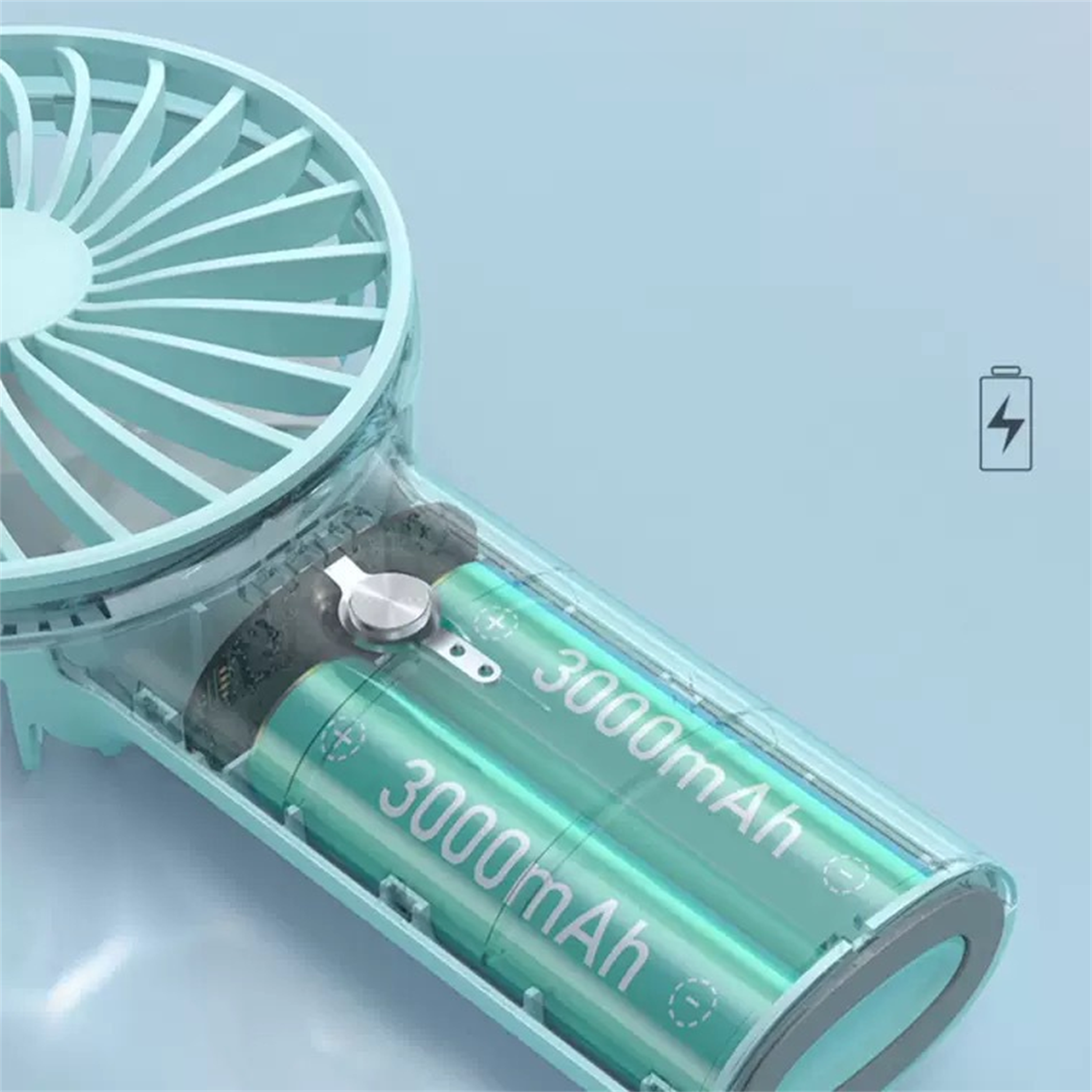 Nahaufnahme des Batteriefachs eines mintgrünen Handventilators.
