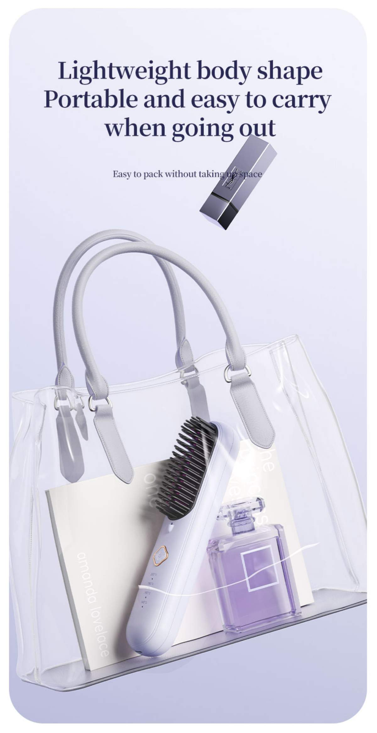 Eine transparente Tasche enthält eine Haarbürste, Parfüm und einen Lippenstift. Die Tasche hat graue Griffe.