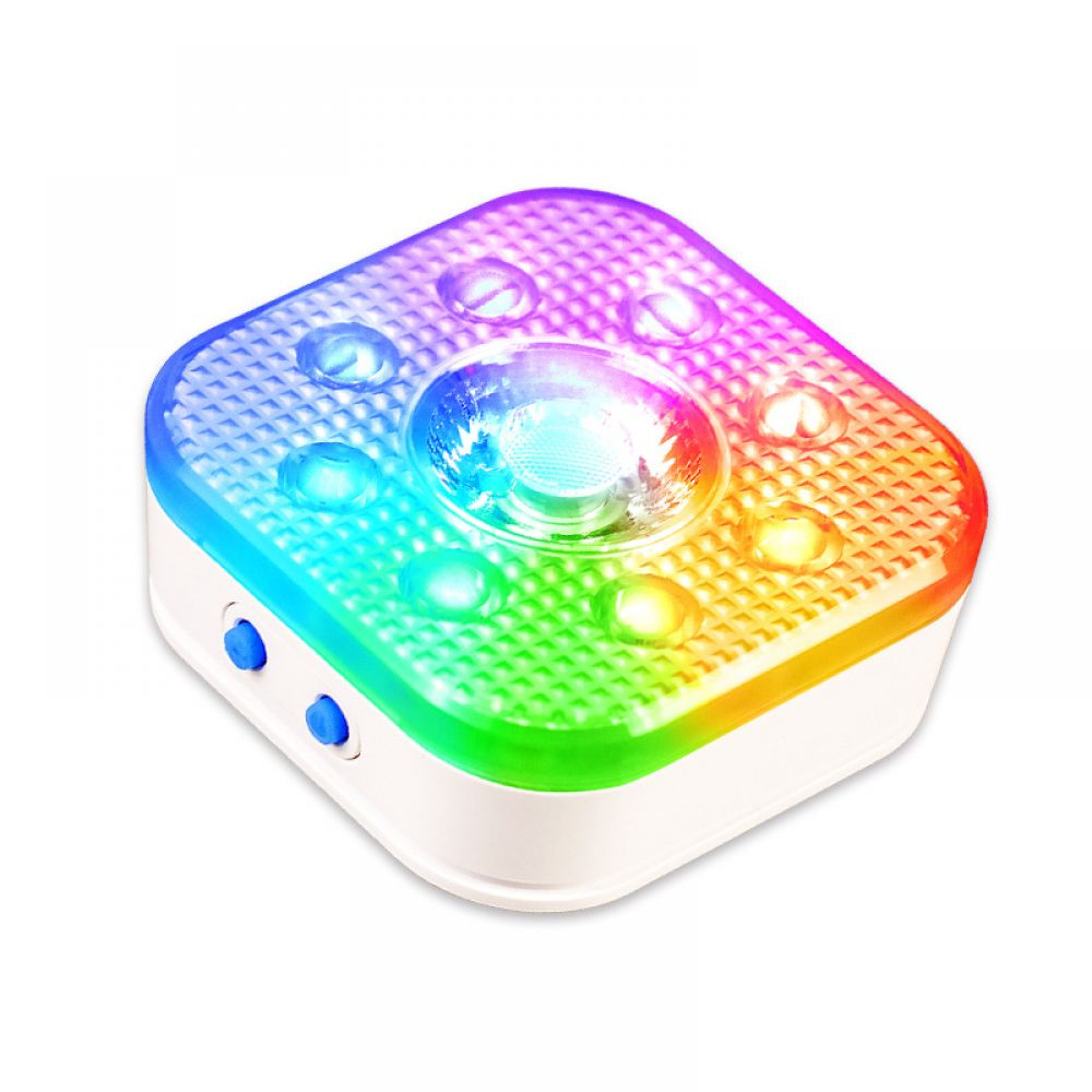 Eine quadratische, farbenfrohe LED-Leuchte mit weißem Sockel und mehreren Lichtelementen wird angezeigt.