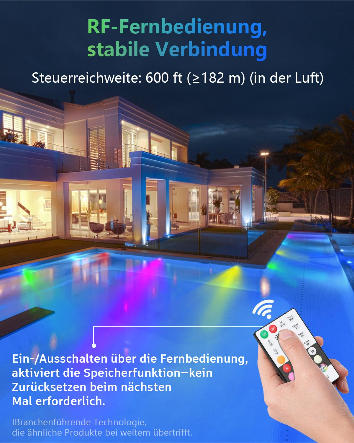 Ein Haus mit Pool bei Nacht. Eine Fernbedienung in der Hand steuert die Poolbeleuchtung.