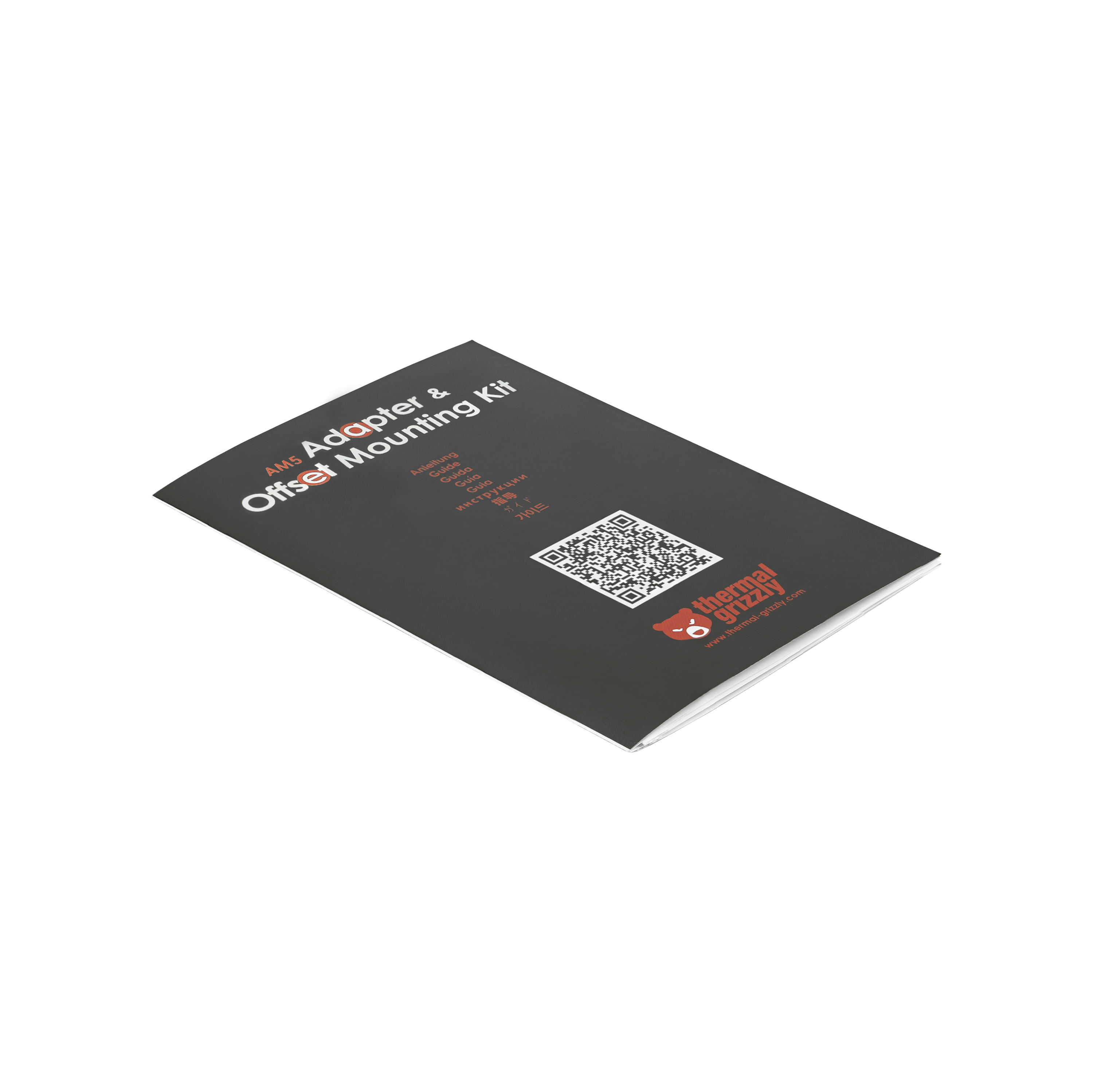 Un documento piegato in bianco e nero con testo e un codice QR, su sfondo bianco.