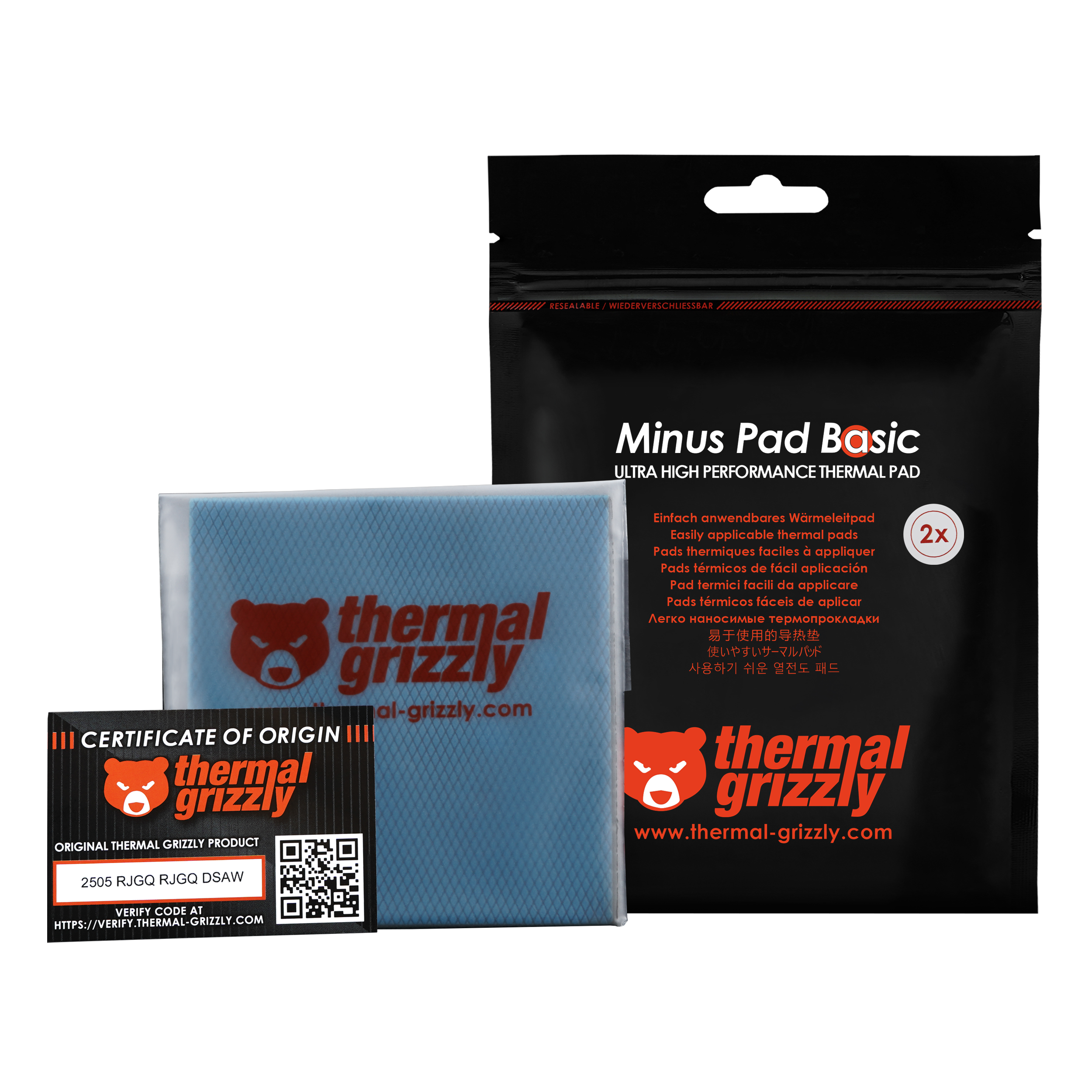 Ein Thermal Grizzly Paket mit zwei Pads, Zertifikat und Aufkleber auf weißer Oberfläche.