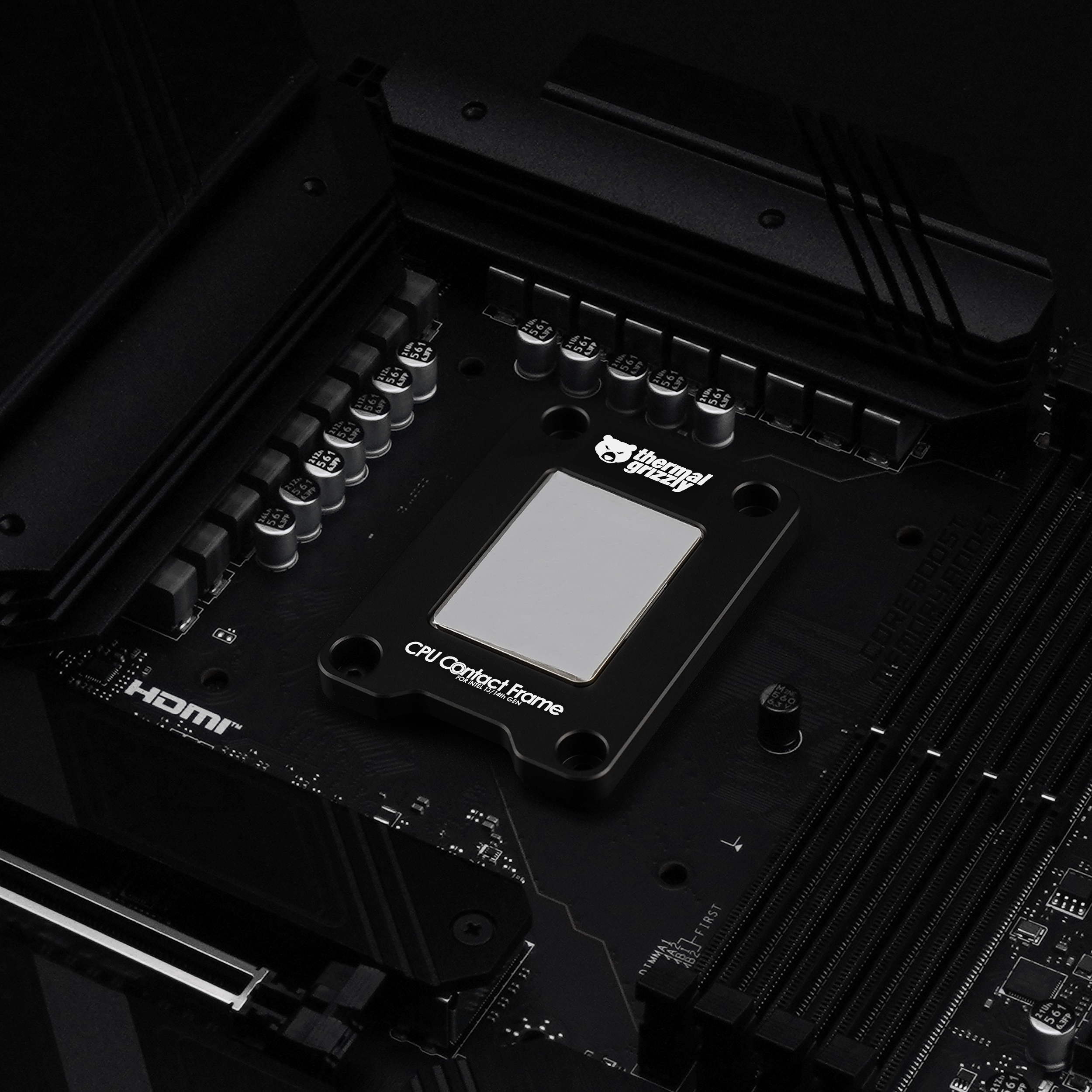 Płyta główna komputera z zainstalowaną ramką kontaktową procesora, widoczne logo Thermal Grizzly.