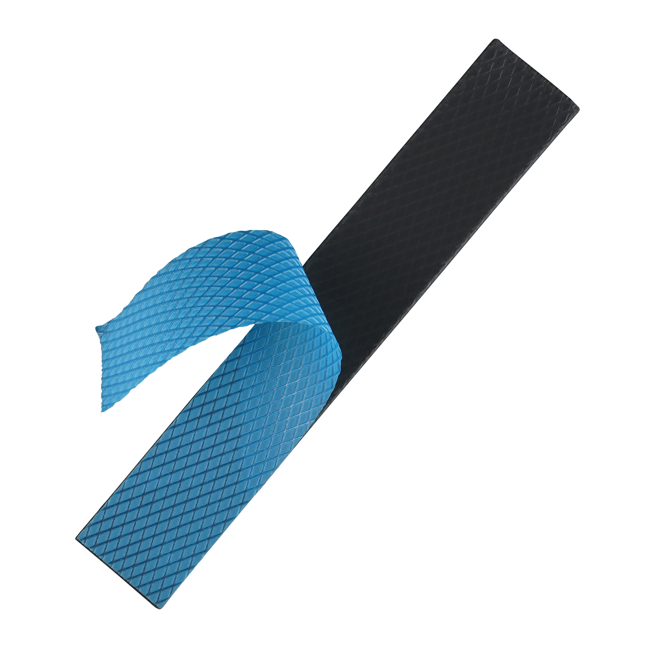 Ein schwarzes und blaues Wärmeleitpad, bei dem die blaue Schutzfolie abgezogen wird.