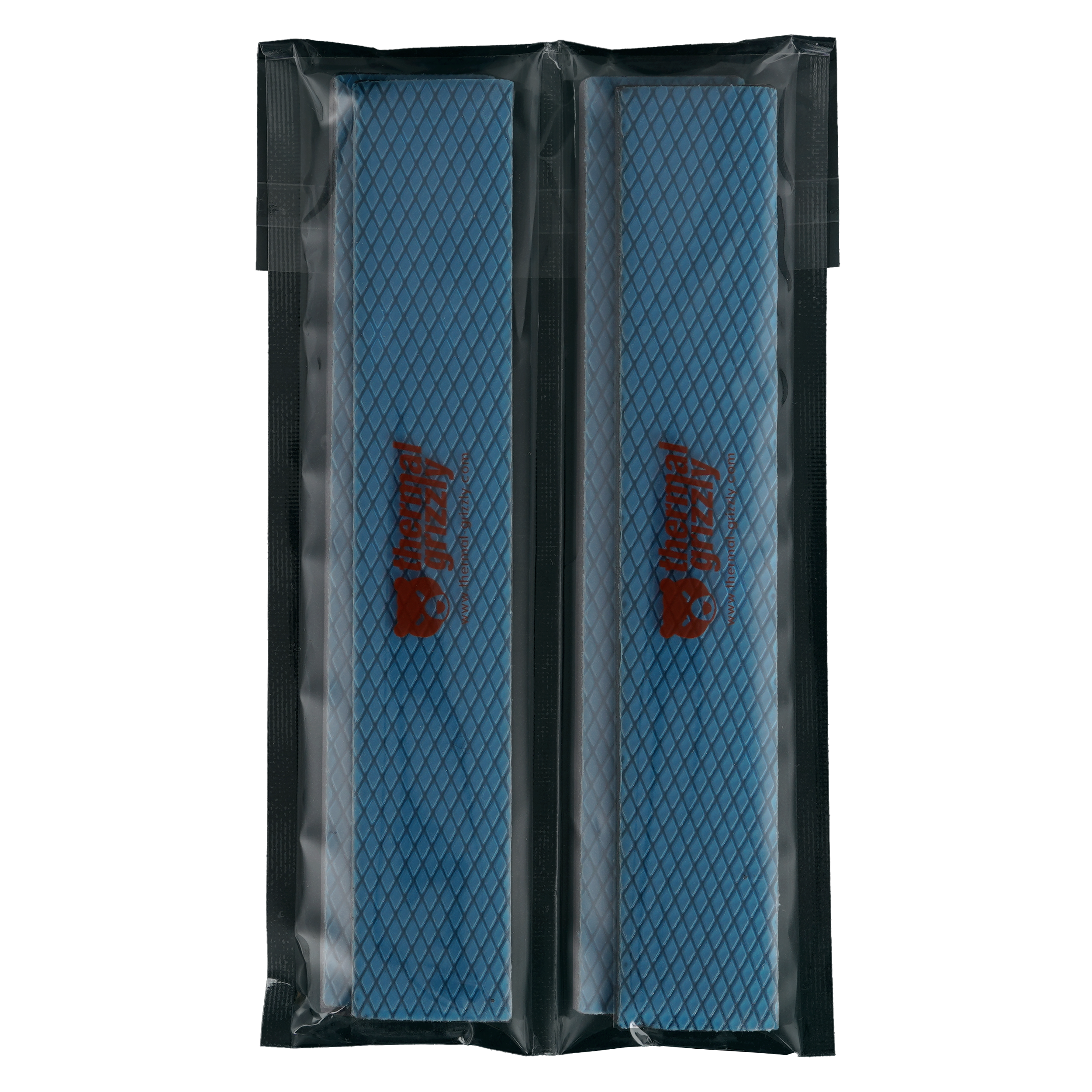 Zwei blaue Wärmeleitpads in einer transparenten Kunststoffverpackung, vor schwarzem Hintergrund. Rotes Logo sichtbar.