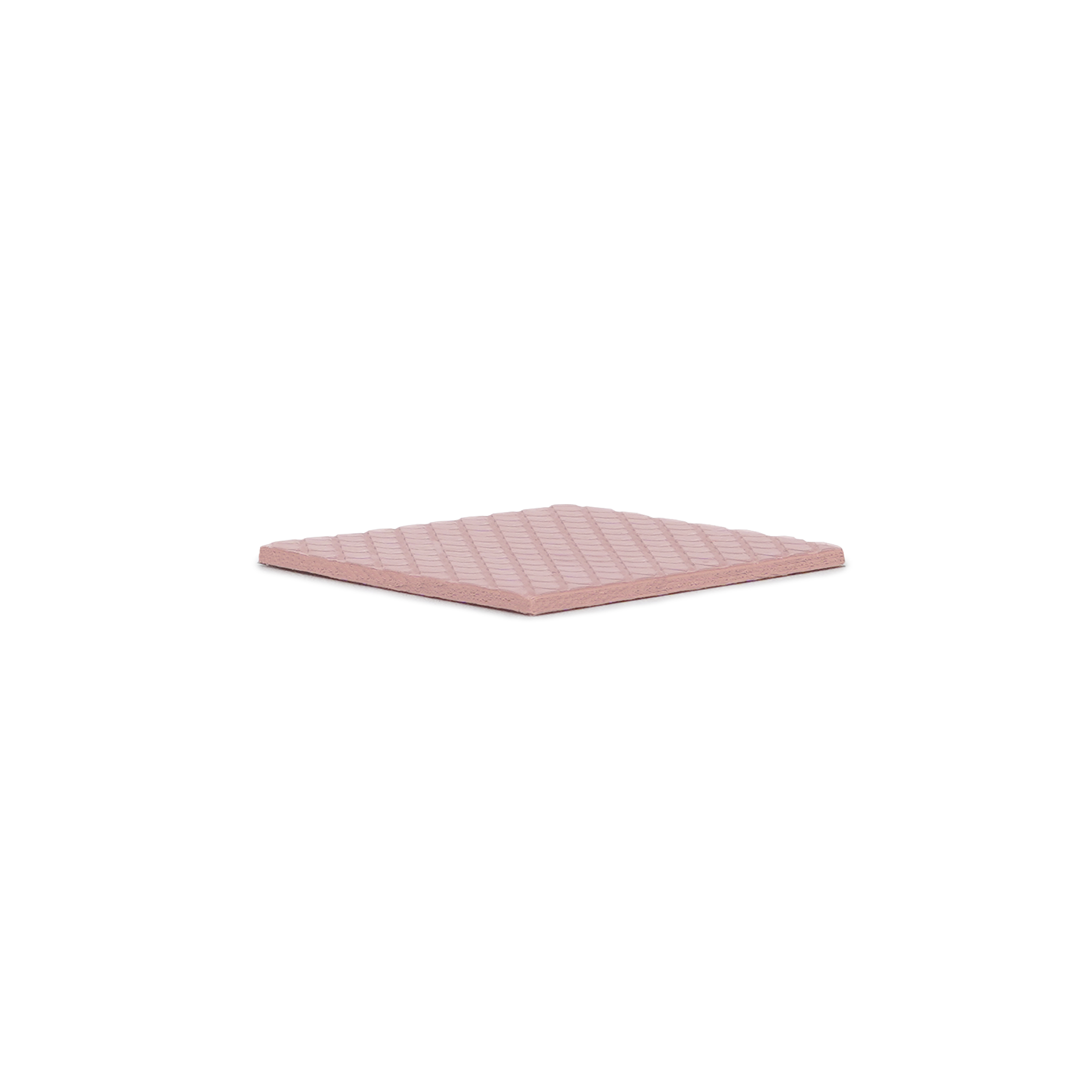 Beyaz bir yüzey üzerinde düz duran kare pembe bir termal ped. Yüzey düz beyazdır.