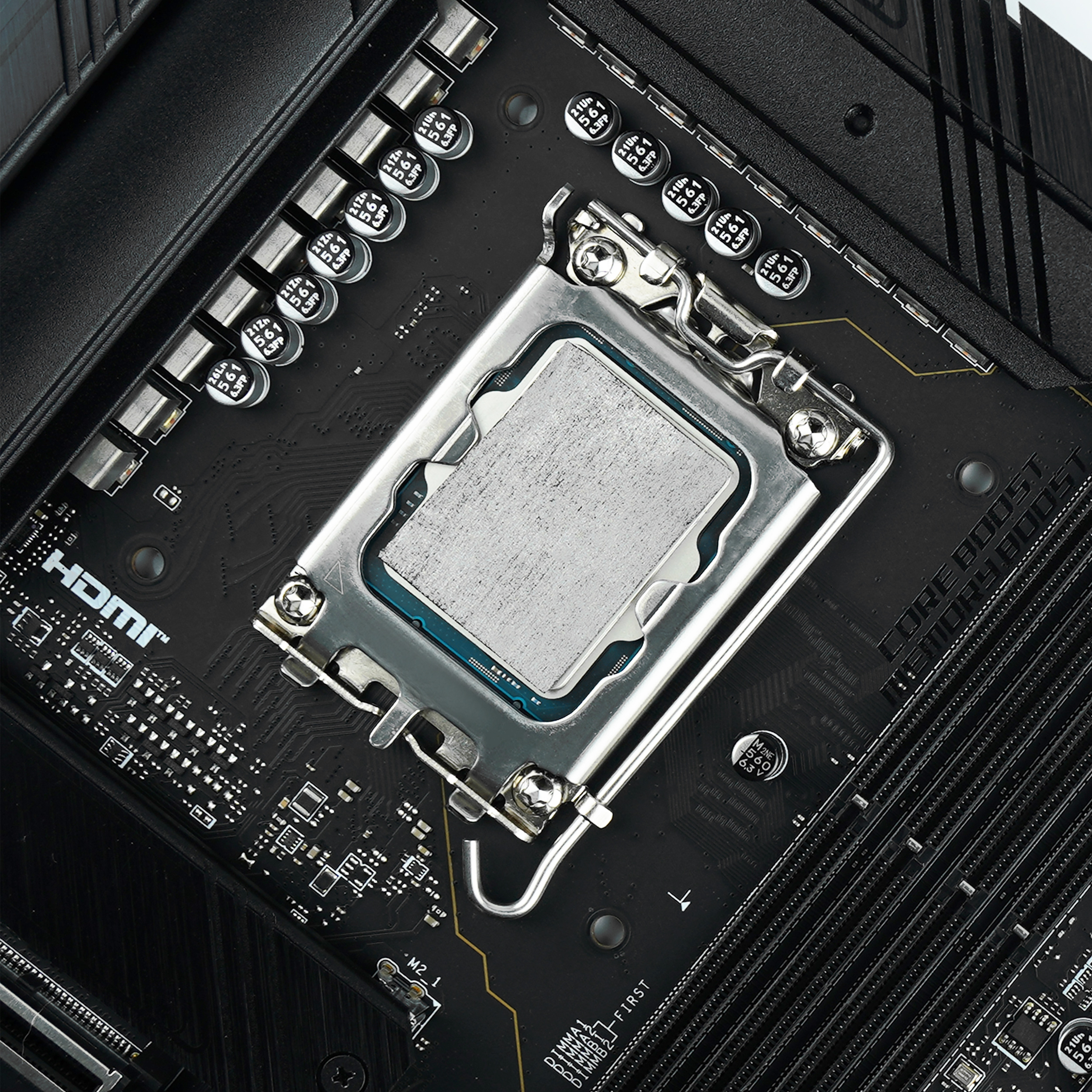 Gümüş bir yüzeye sahip bir anakart üzerinde bir CPU soketi.