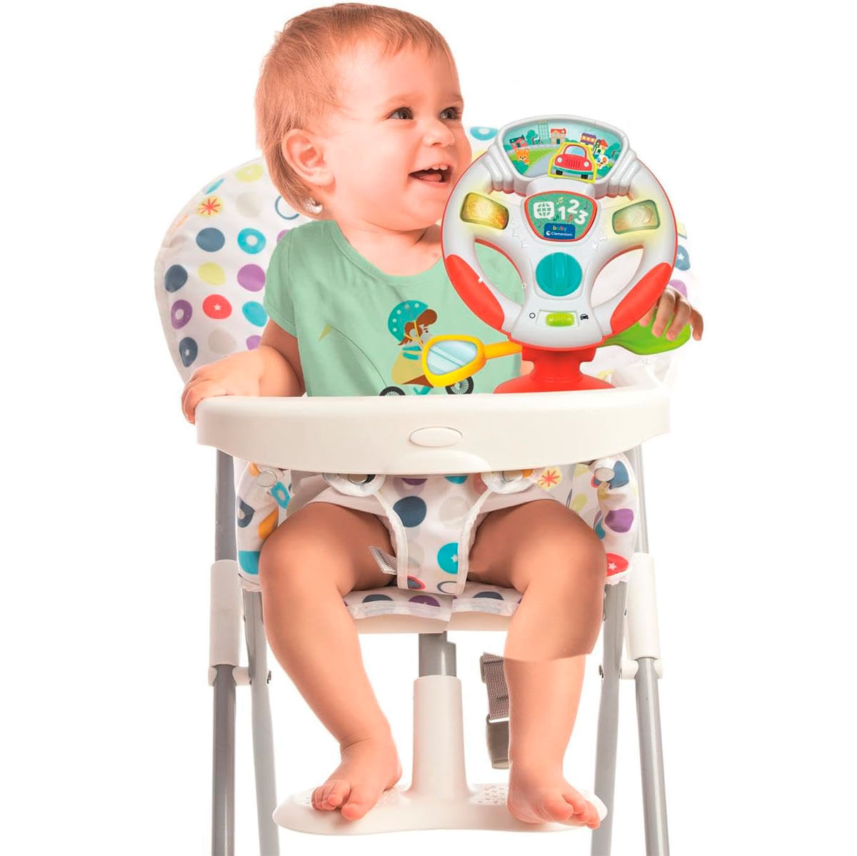 Dziecko w krzesełku do karmienia uśmiecha się, trzymając zabawkę kierownicę ze światłami i przyciskami.