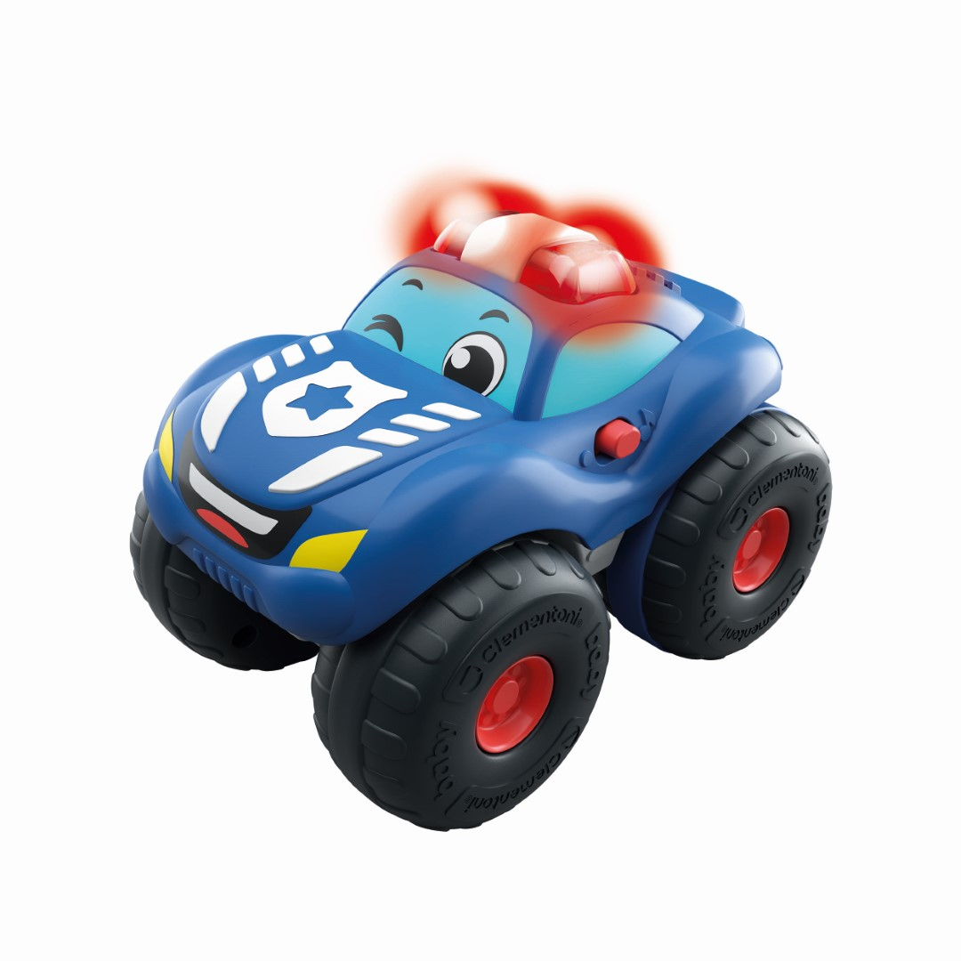Niebieski samochodzik z czerwonymi światłami na górze, uśmiechniętą twarzą i czarnymi oponami, na białej powierzchni.