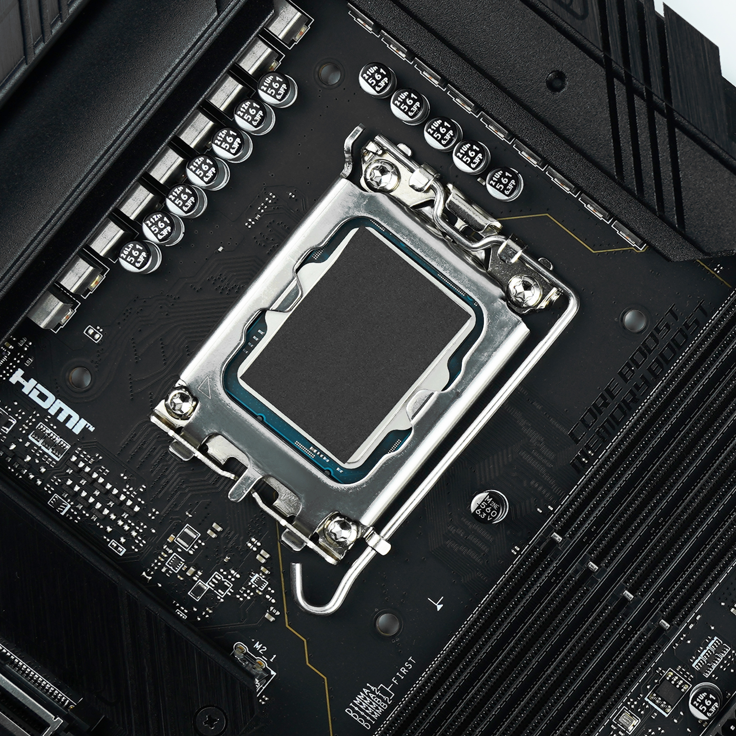 Mainboard mit installierter CPU, zeigt den CPU-Sockel und umgebende Komponenten. HDMI-Anschluss sichtbar.