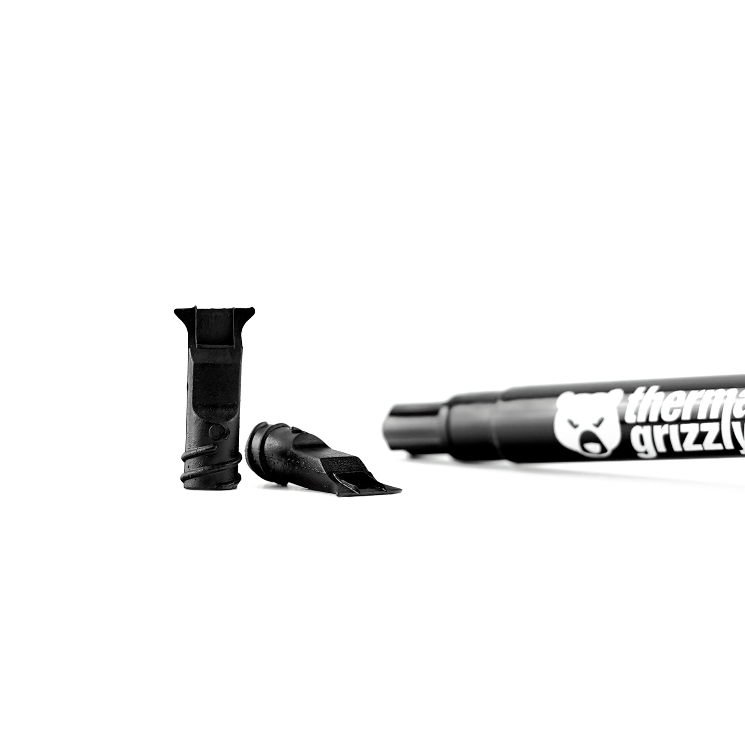 Boquilla y punta de jeringa negra, con el logo 'thermal grizzly' en el cuerpo de la jeringa sobre fondo blanco.