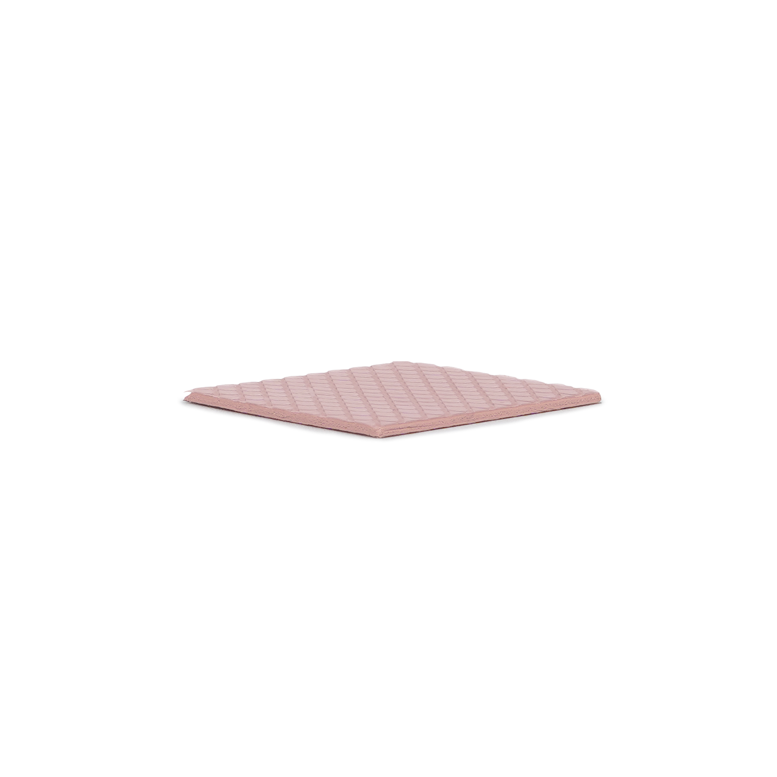 Ein rosa quadratisches Wärmeleitpad. Es befindet sich auf weißem Hintergrund. Das Pad hat eine strukturierte Oberfläche.