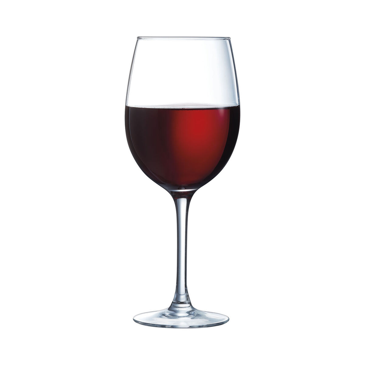 Ein Weinglas gefüllt mit Rotwein, aufrecht vor weißem Hintergrund.
