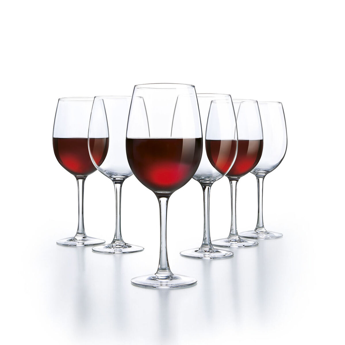 Sechs Weingläser, fünf mit Rotwein gefüllt und eines leer, auf Weiß.