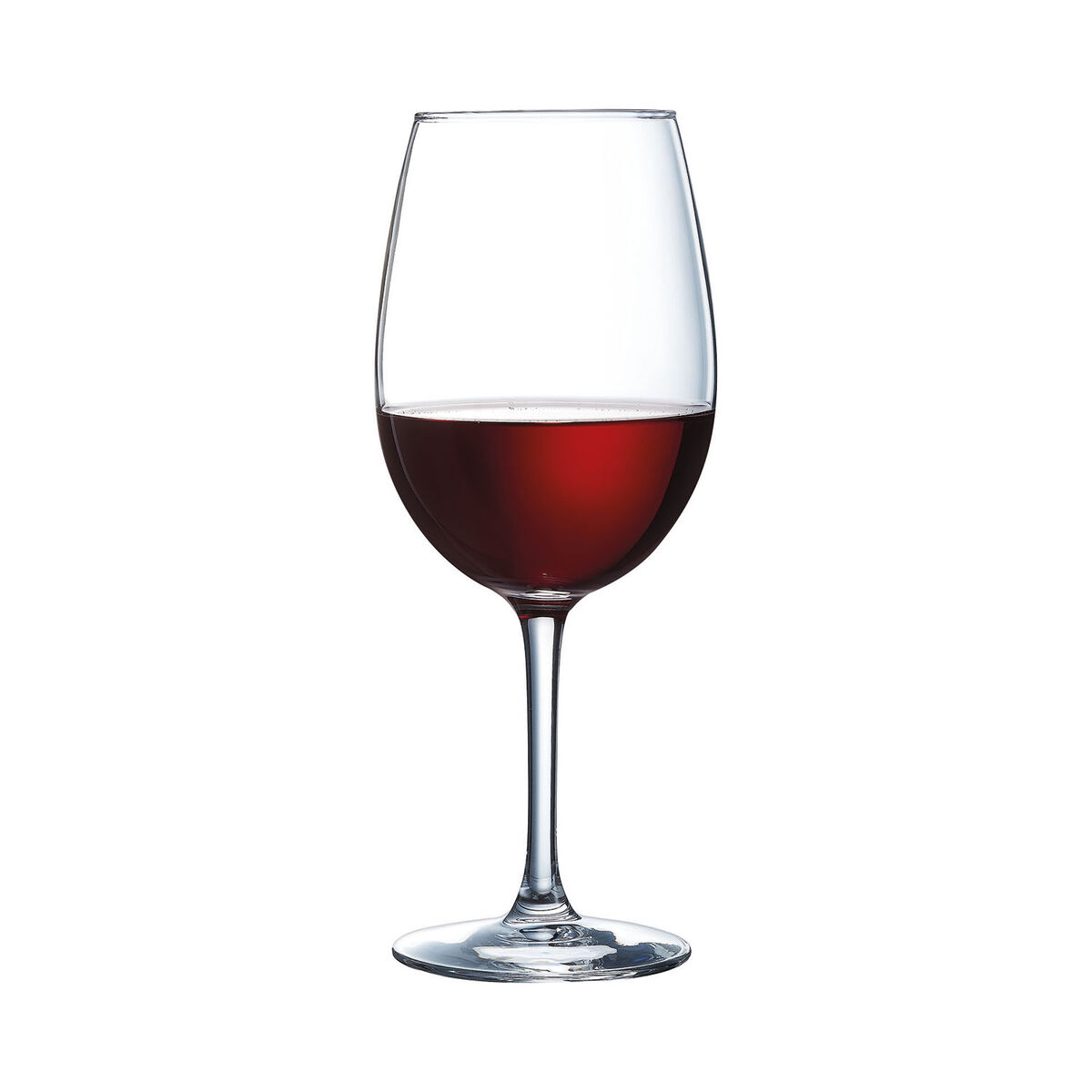 Ein Weinglas gefüllt mit Rotwein, isoliert auf Weiß.