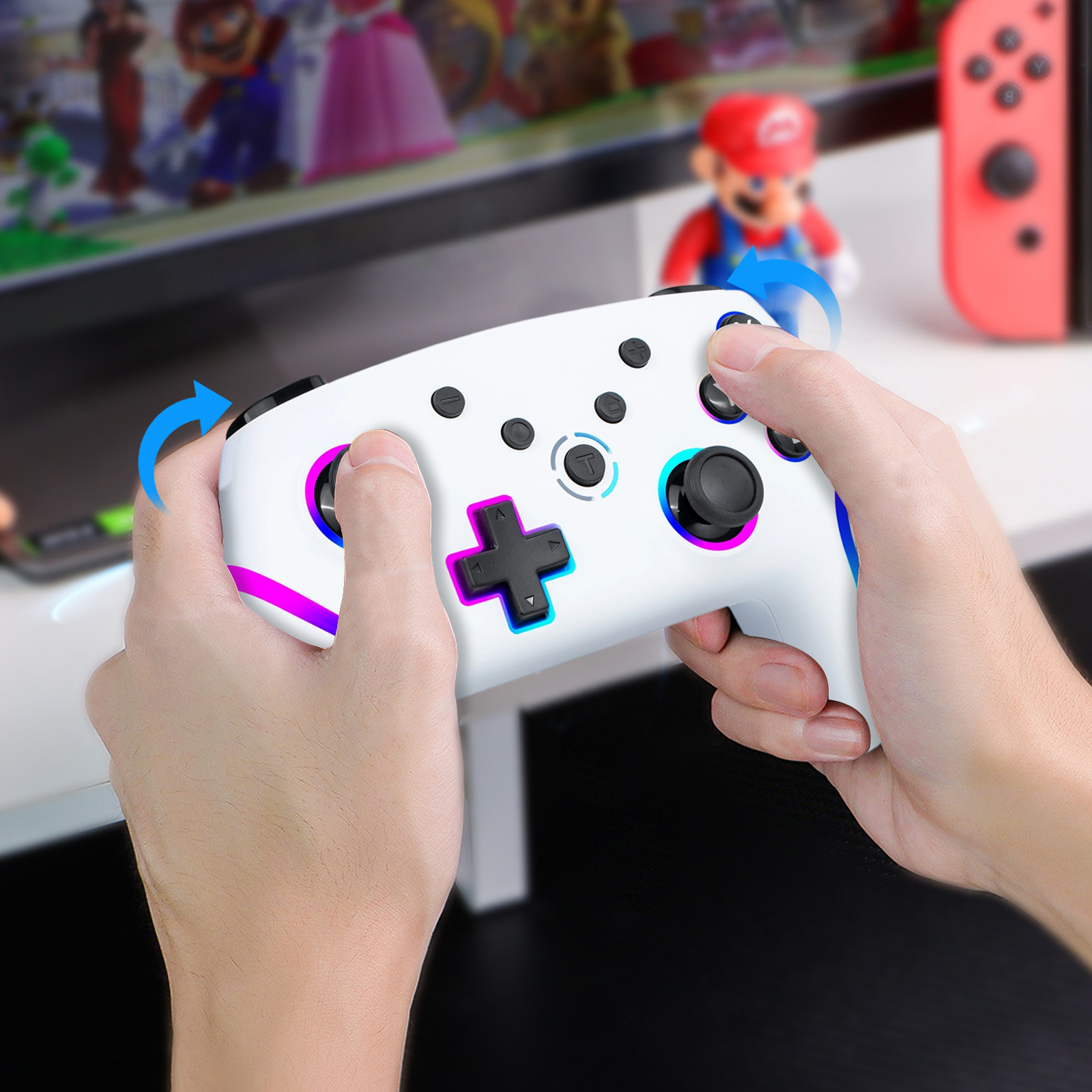 Hände halten einen weißen Gamecontroller mit bunten Lichtern und spielen ein Spiel. Eine Mario-Figur ist im Hintergrund.