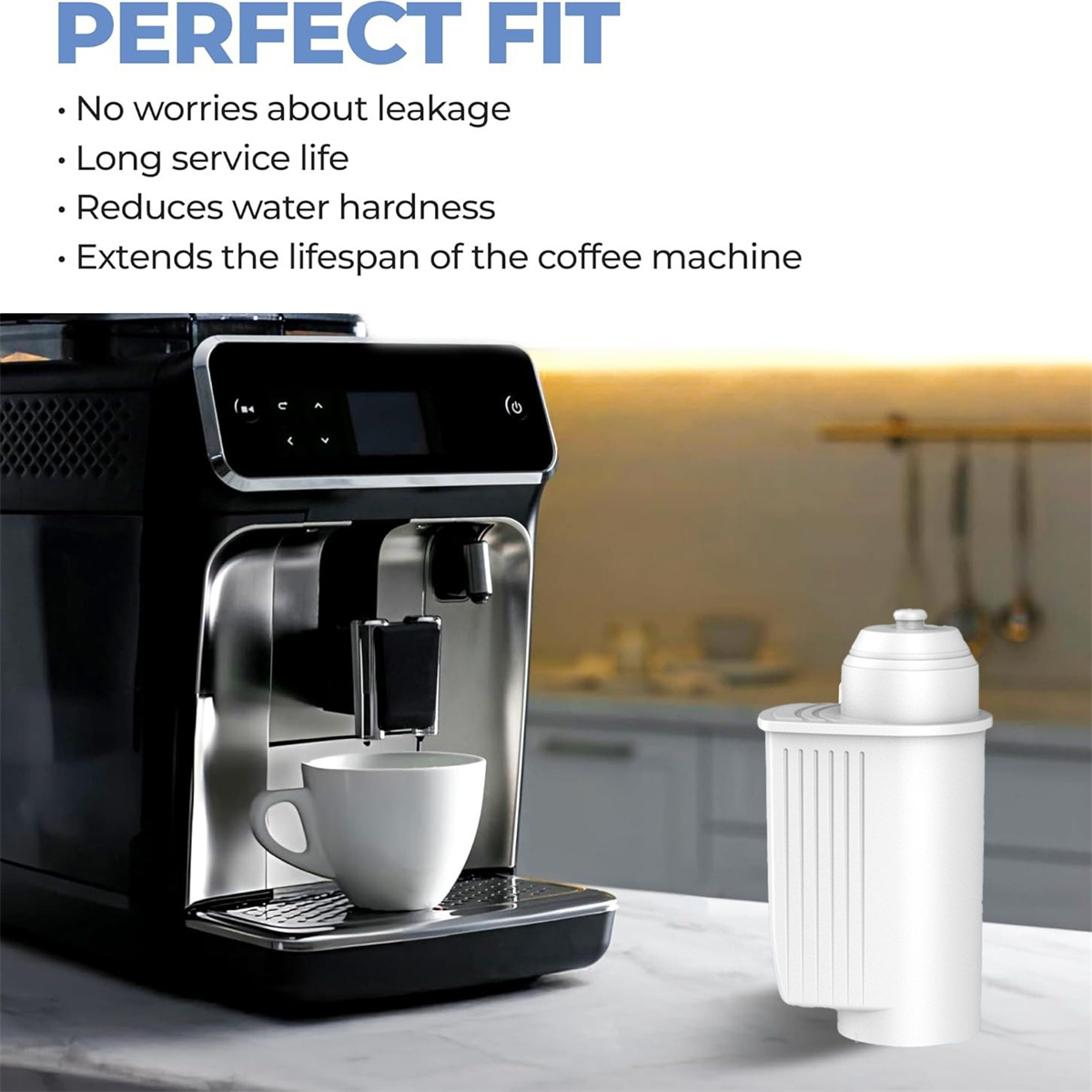 Eine weiße Filterkartusche neben einer Kaffeemaschine, die eine perfekte Passform zeigt.