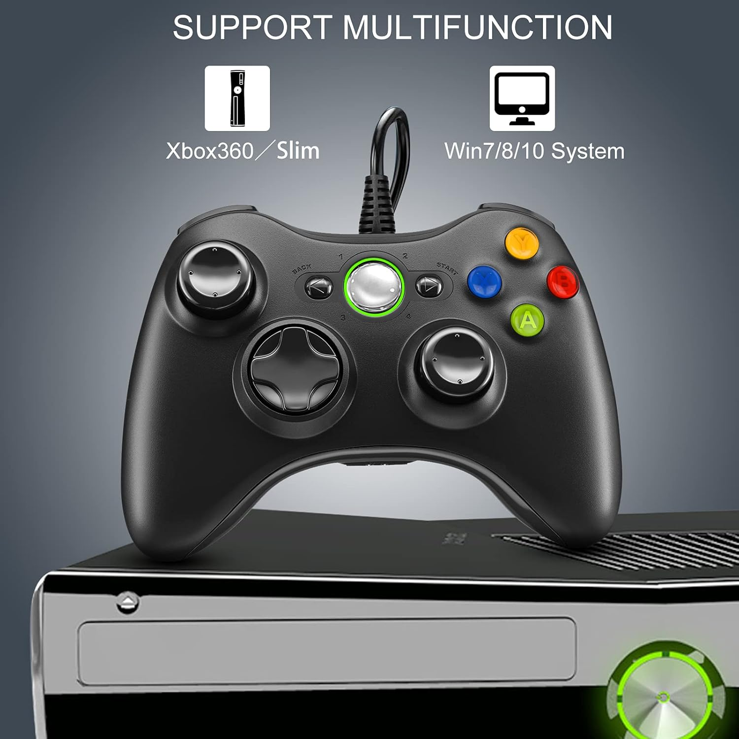 Ein schwarzer Xbox 360-Controller wird gezeigt, mit dem Text 'Support Multifunction'. Es befindet sich auf einer Konsole.