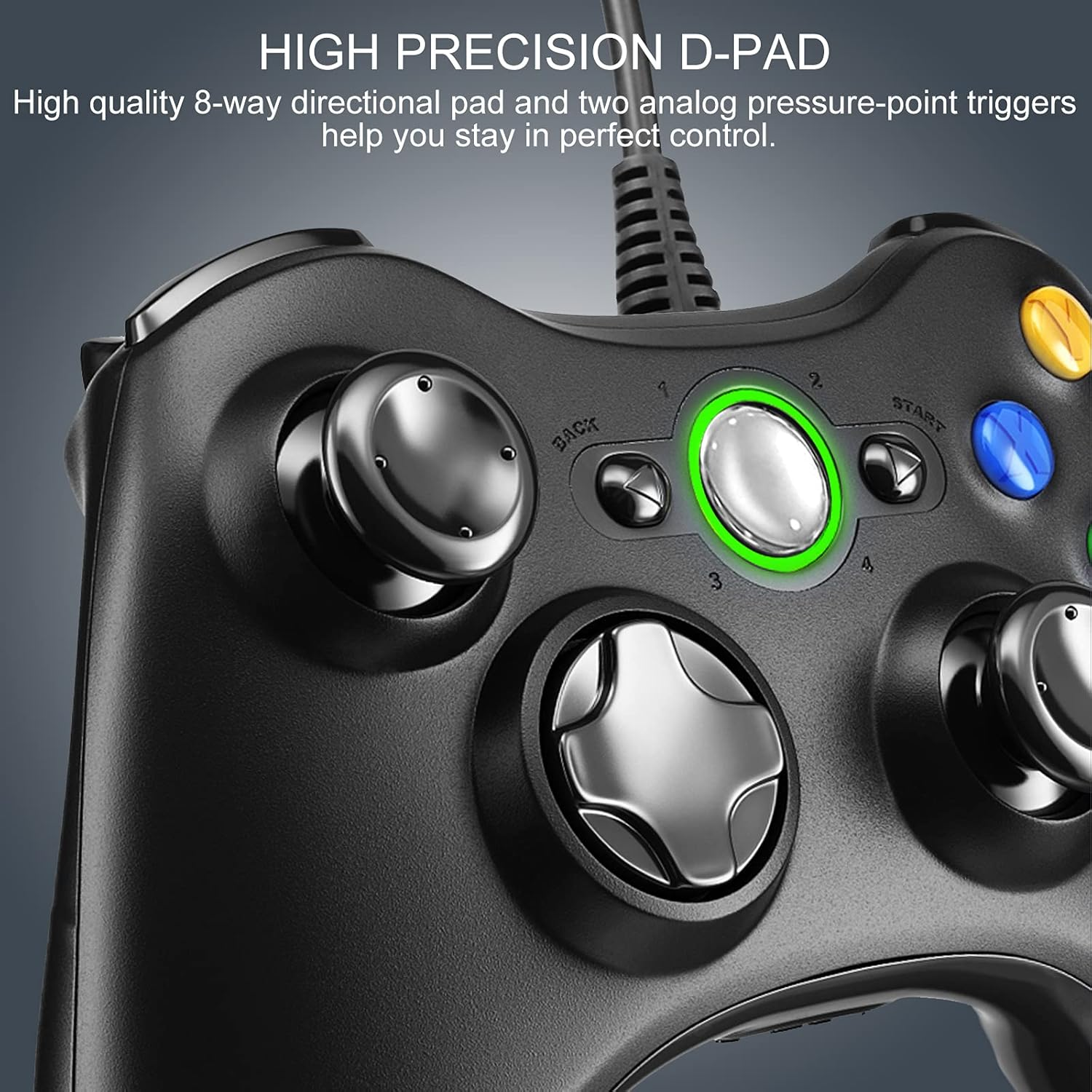 Nahaufnahme eines schwarzen Xbox 360-Controllers mit Tasten und Steuerkreuz. Text: 'High Precision D-Pad'.