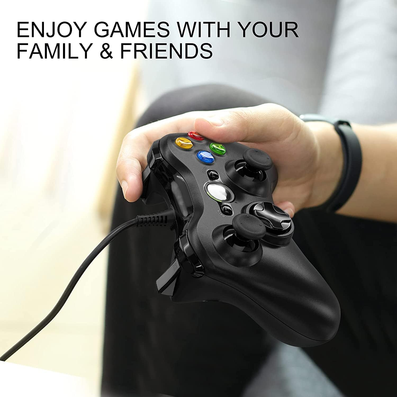 Eine Person hält einen schwarzen Xbox 360-Controller. Text: 'Genieße Spiele mit deiner Familie und Freunden'.