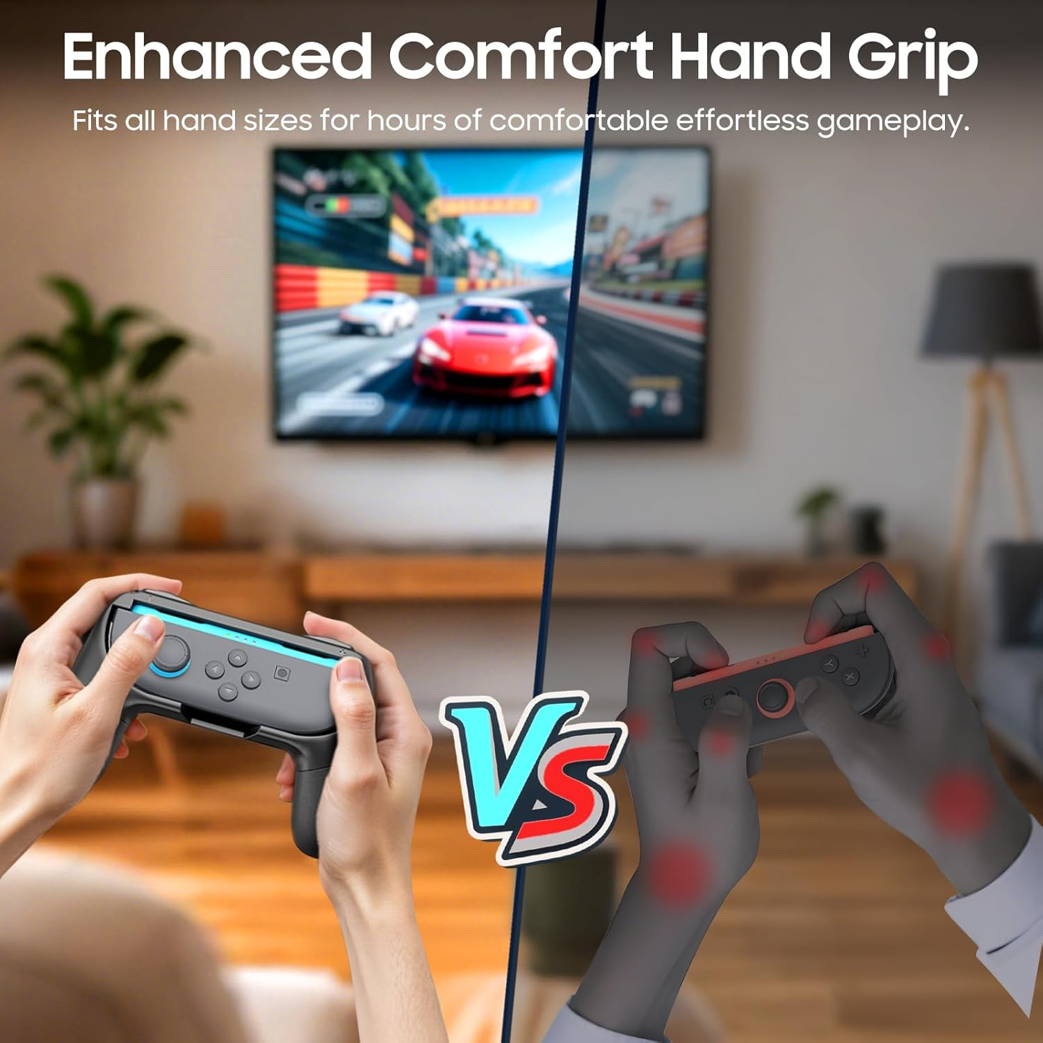 Hände halten Gamecontroller, einer mit roten Akzenten und einer mit blauen. Ein Fernseher im Hintergrund.