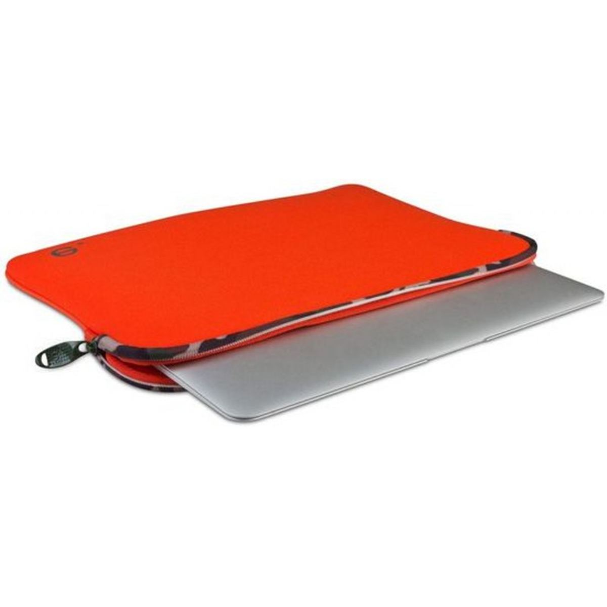 Housse d'ordinateur portable orange avec un ordinateur portable à l'intérieur. Elle a une fermeture éclair et un motif noir et blanc.