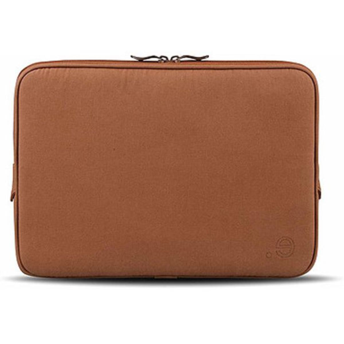 Custodia per laptop marrone con cerniera nera. La custodia è chiusa. Forma rettangolare.