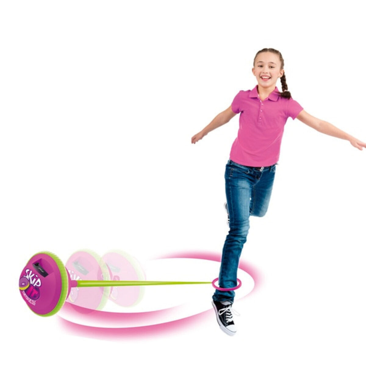 Una niña está jugando con un juguete para saltar. El juguete es rosa y verde. Ella está sonriendo.