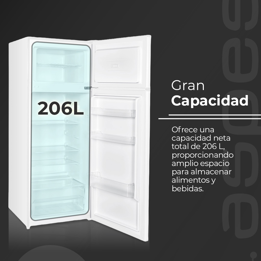 Refrigerador blanco con la puerta abierta. Tiene estantes y una etiqueta verde con texto. La marca es Aspes.