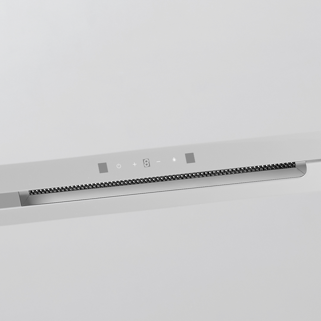 Primer plano del panel de control de una campana extractora con pantalla digital y controles táctiles, superficie blanca.